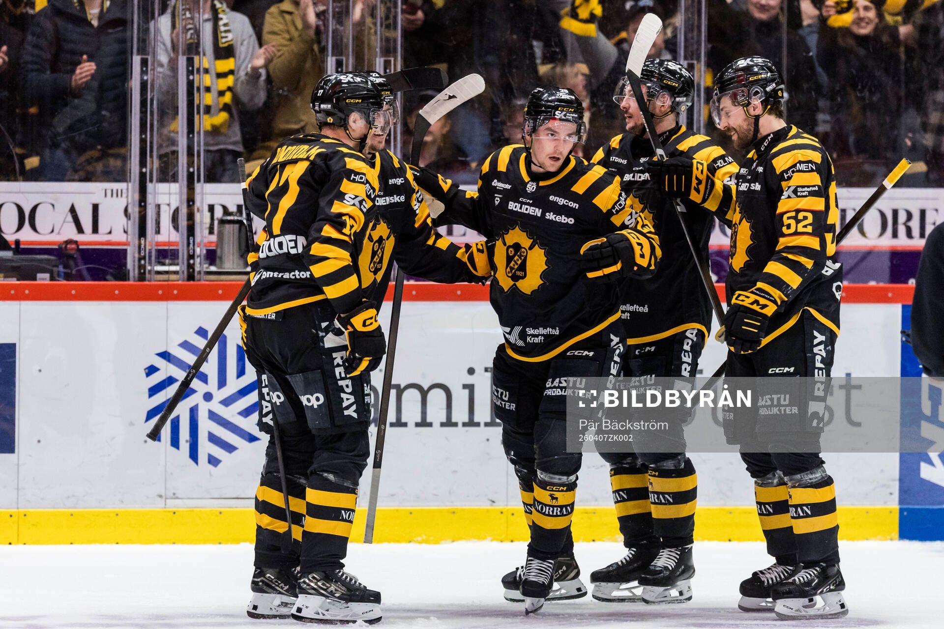 Skellefteås Pontus Johansson jublar med lagkamrater