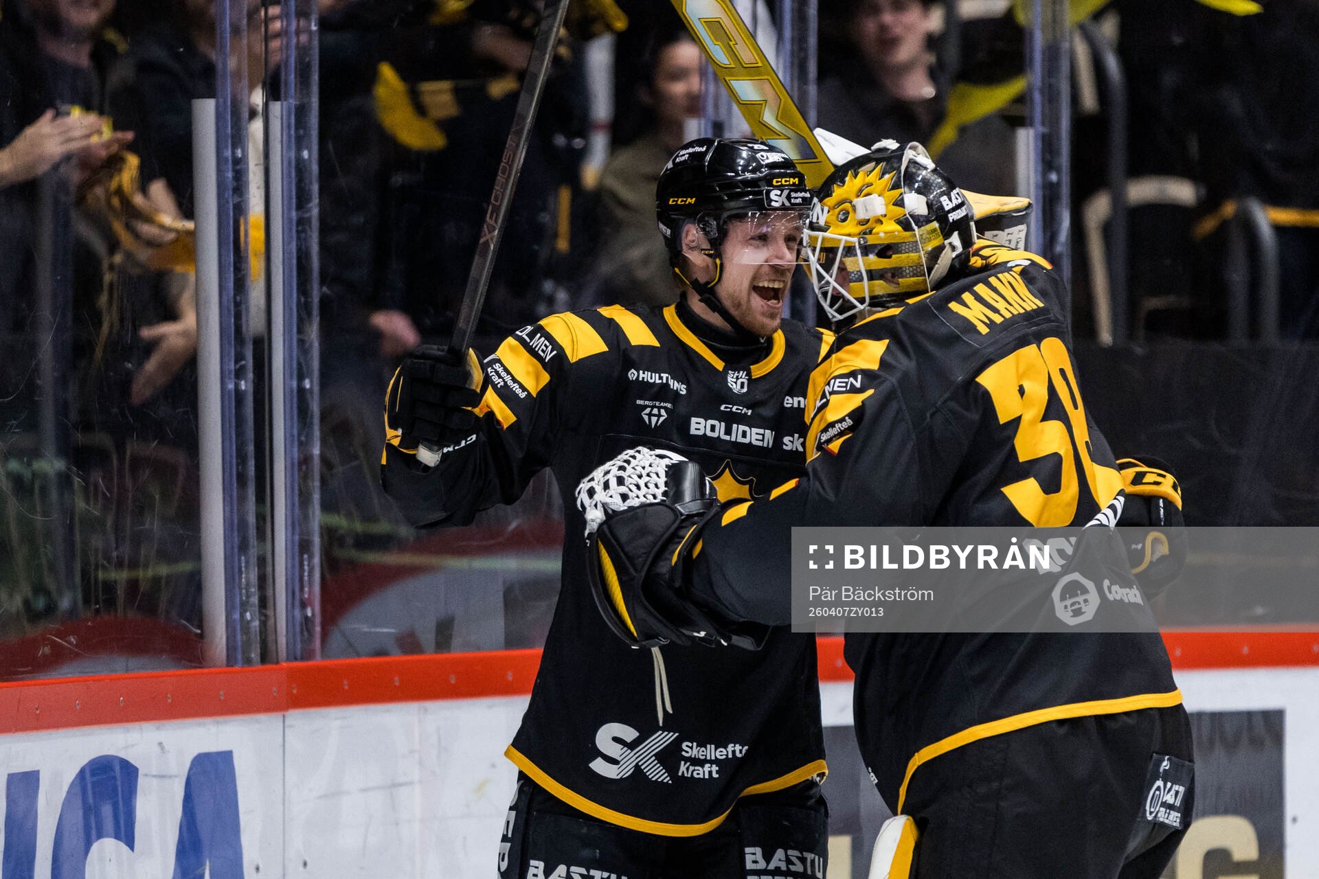 Skellefteås Mikkel Aagaard och målvakt Strauss Mann jublar