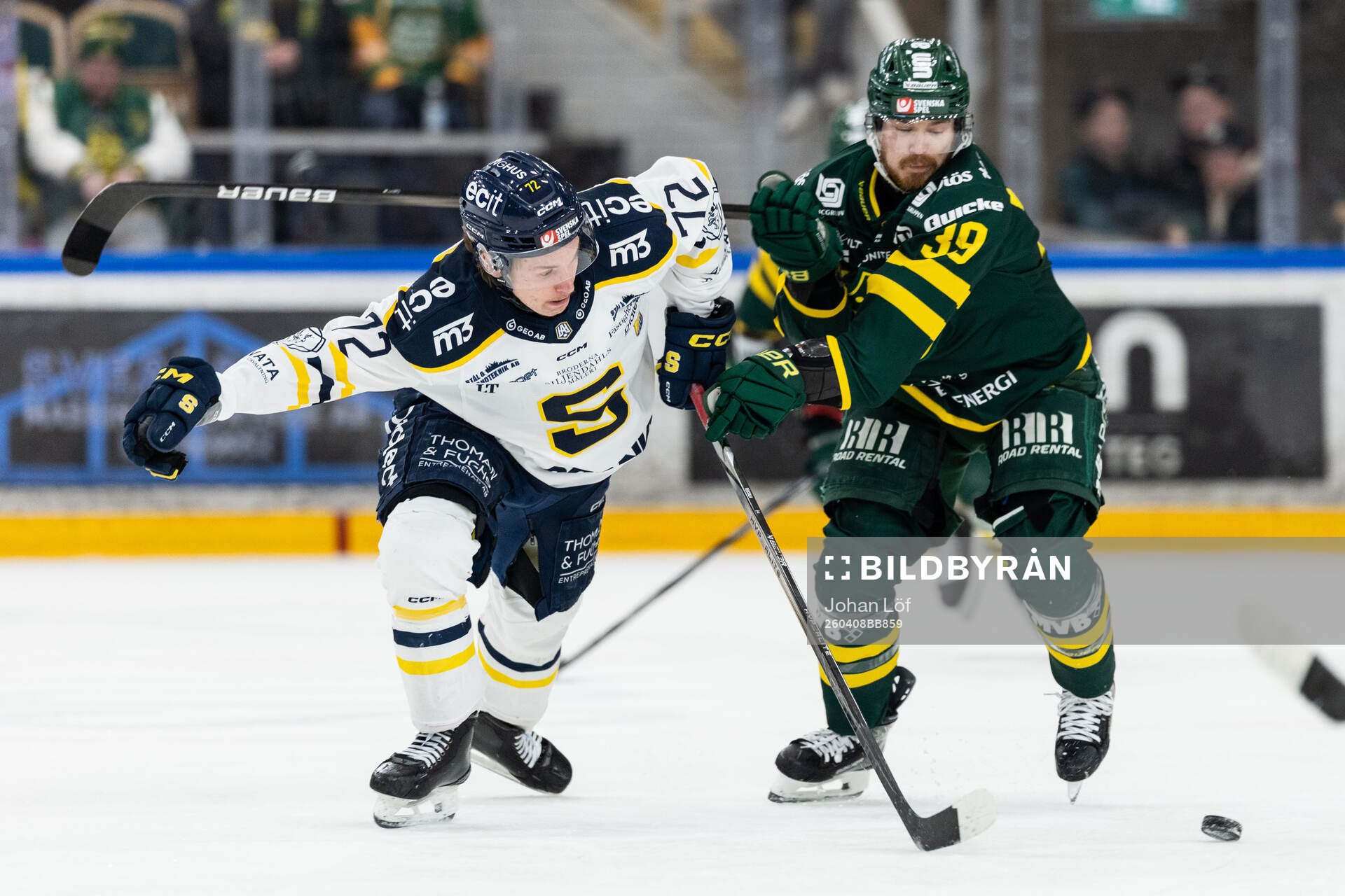 Södertäljes Leevi Teissala och Björklövens Joel Mustonen