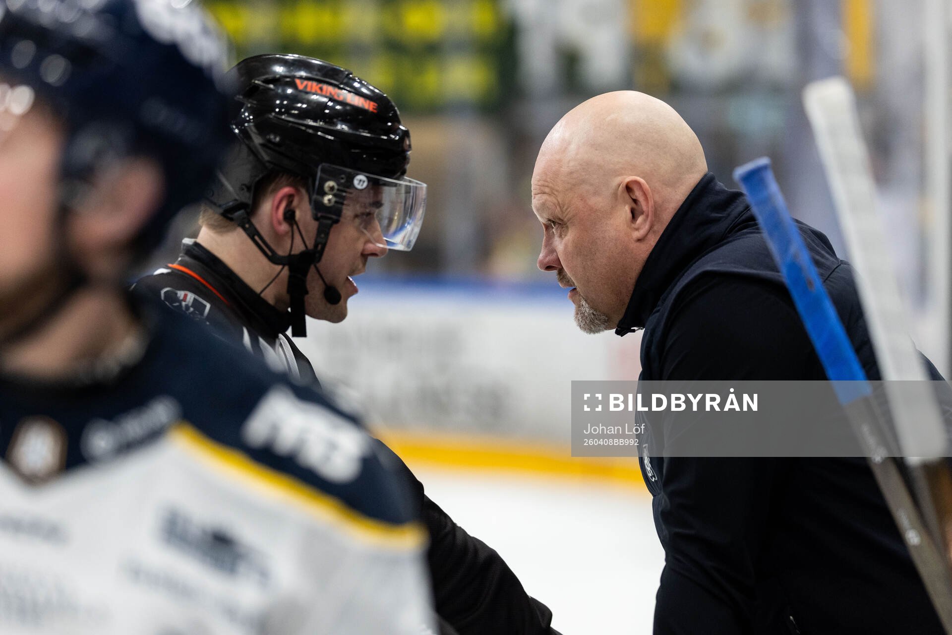 Domare Carl Von Sivers och Södertäljes tränare Andreas