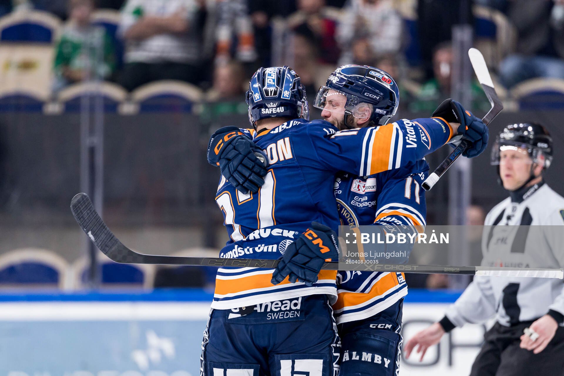 Växjös Erik Andersson jublar med Brogan Rafferty