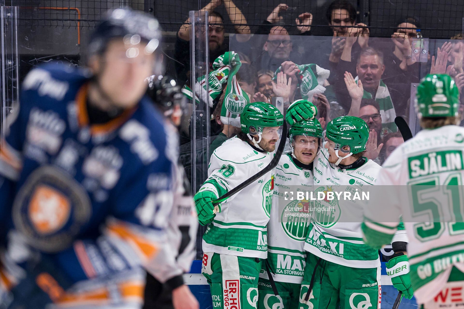 Rögles Anton Bengtsson jublar med lagkamrater