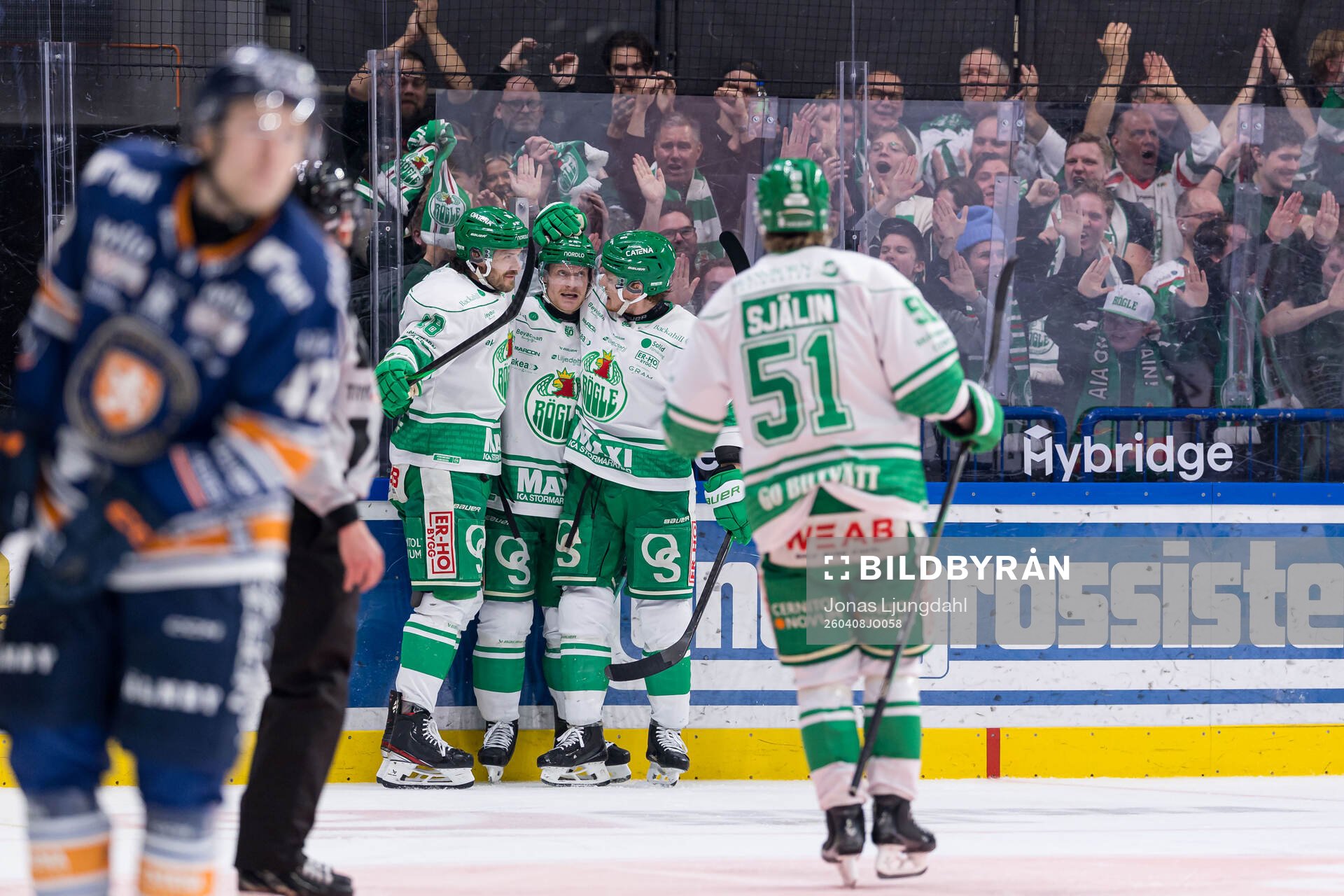 Rögles Anton Bengtsson jublar med lagkamrater