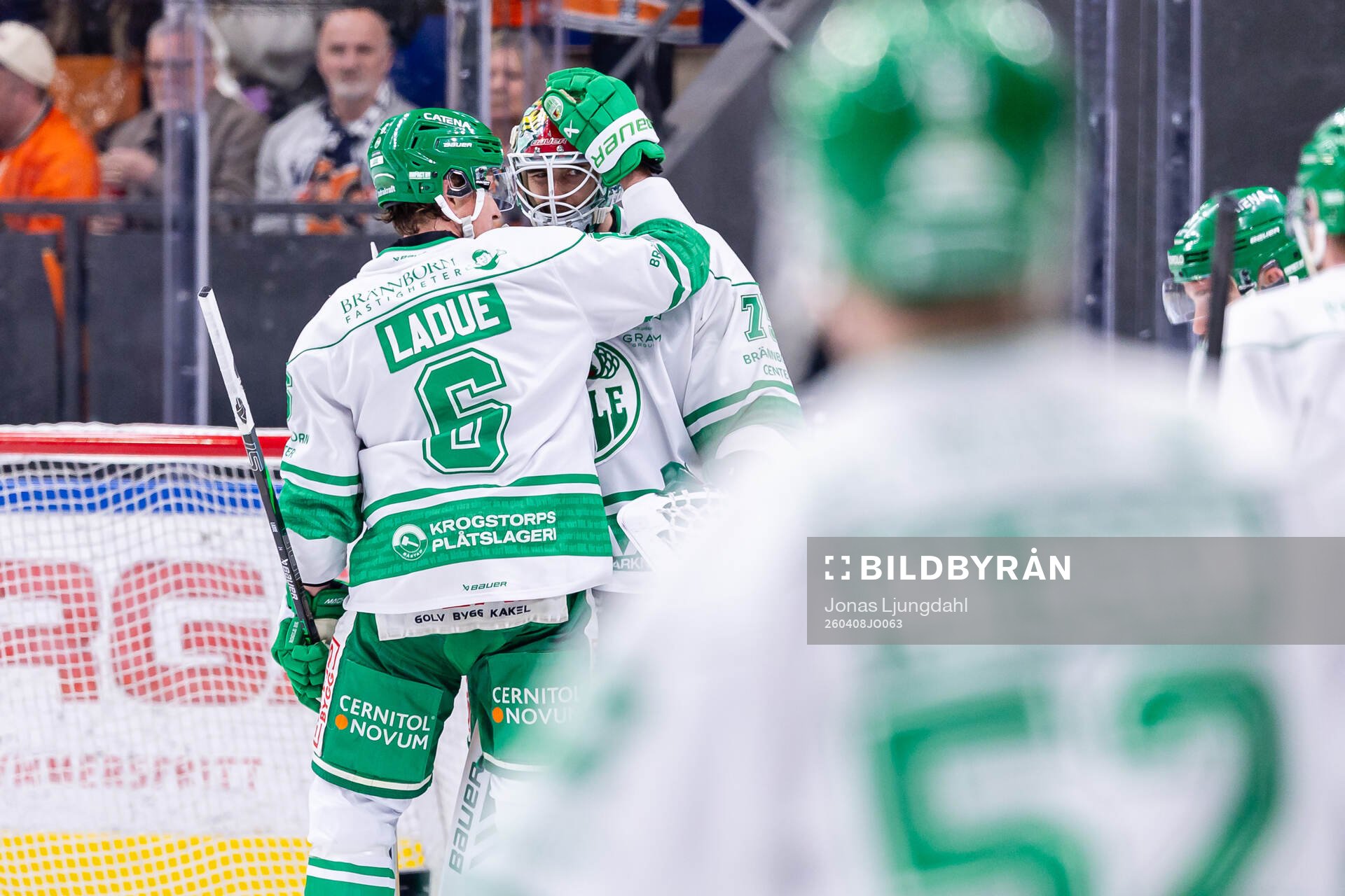 Rögles Paul Ladue och målvakt Arvid Holm jublar