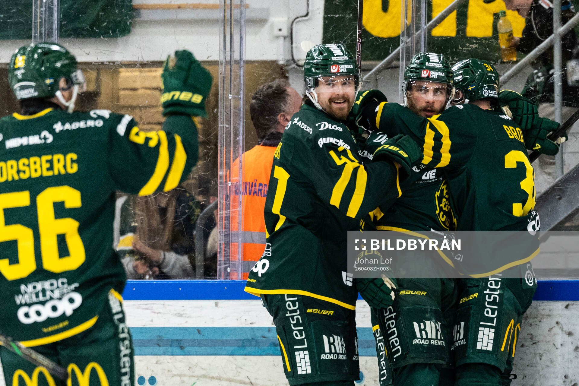 Björklövens Daniel Brodin jublar med lagkamrater