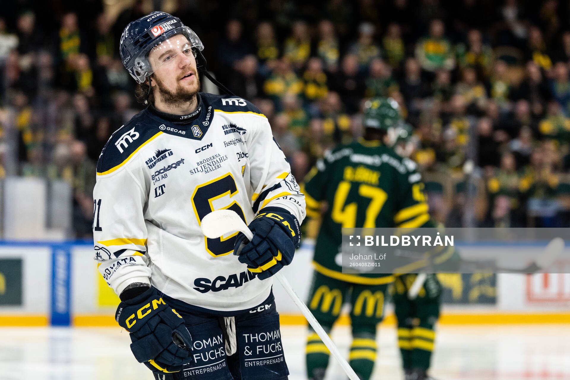 Södertäljes Andrew Vanderbeck lämnar isen