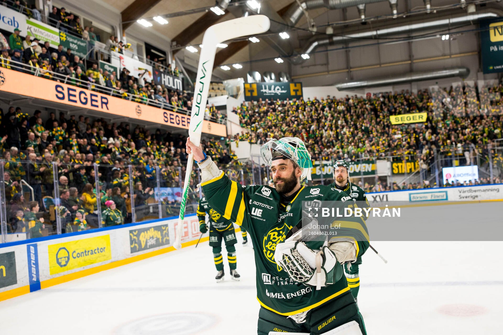 Björklövens målvakt Frans Tuohimaa jublar