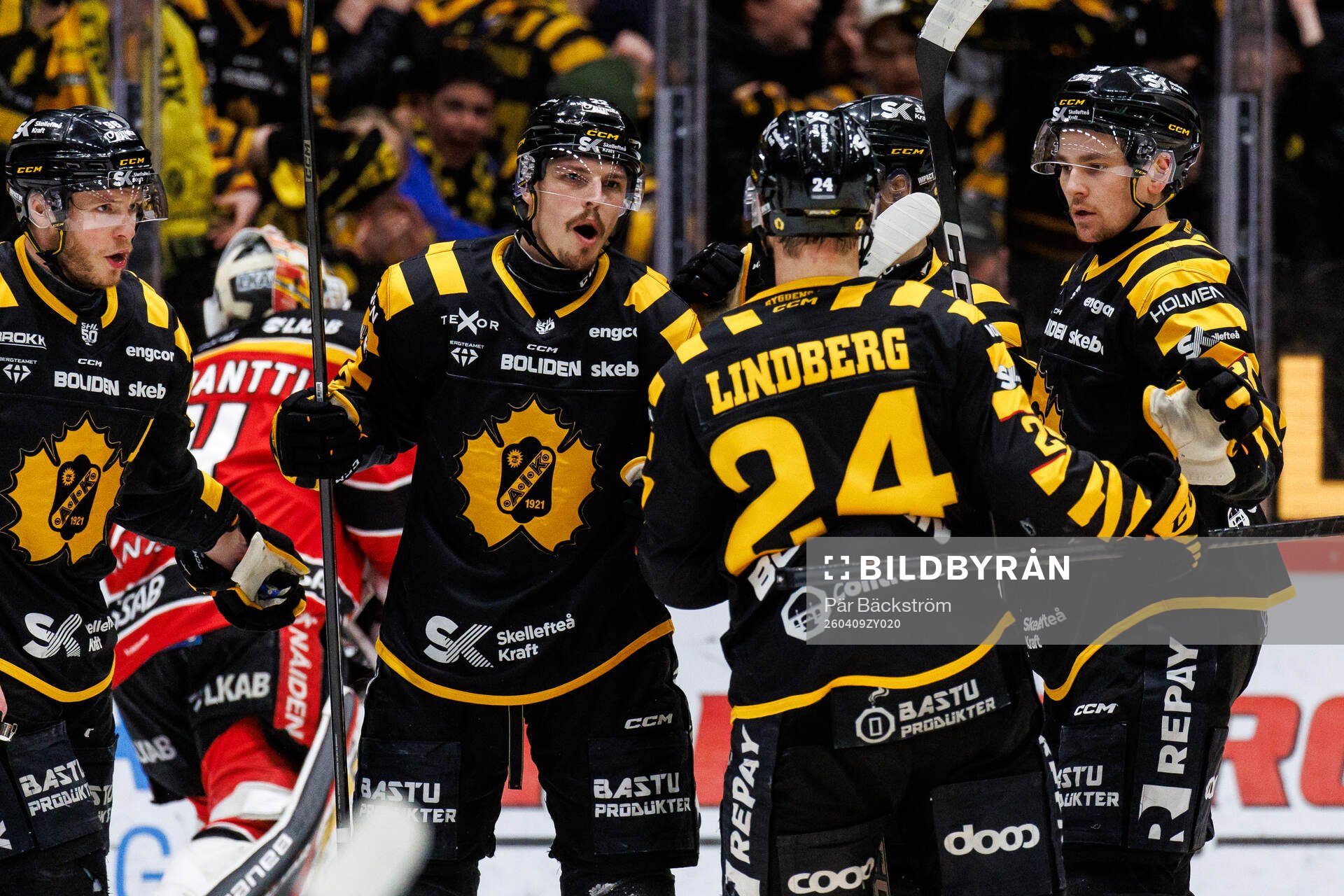 Skellefteås Jonathan Johnson jublar med lagkamrater