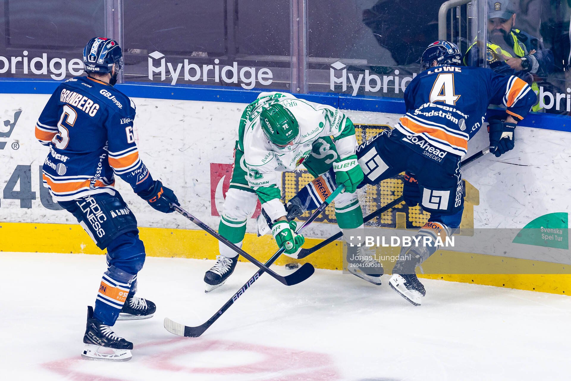 Rögles Daniel Zaar tacklar Växjös Keegan Lowe