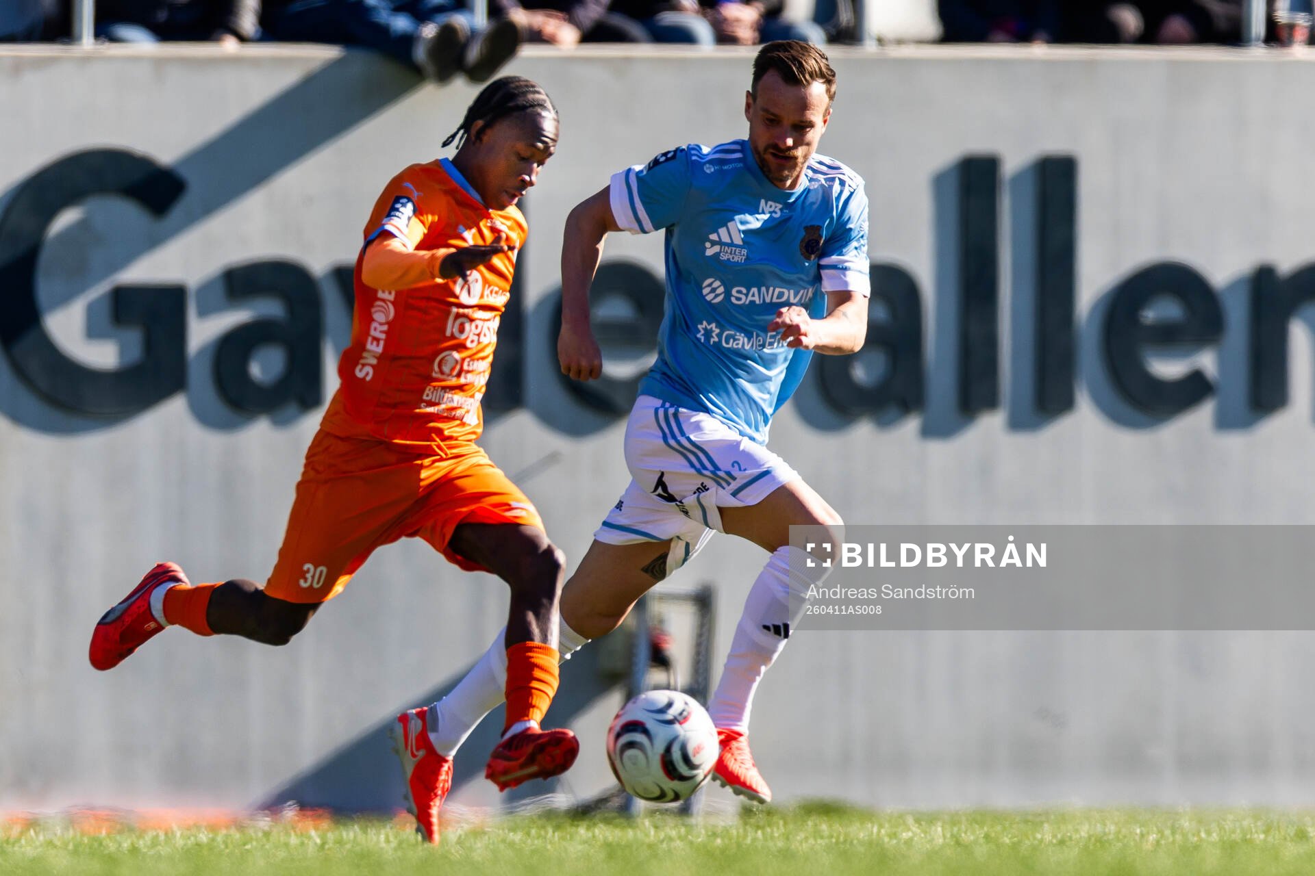 Gefles Eric Larsson och AFC Eskilstunas Ibrahima Cherif