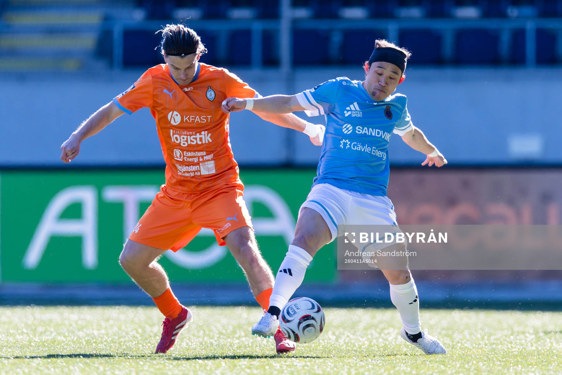 Gefles Yukiya Sugita i kamp om bollen med AFC Eskilstunas