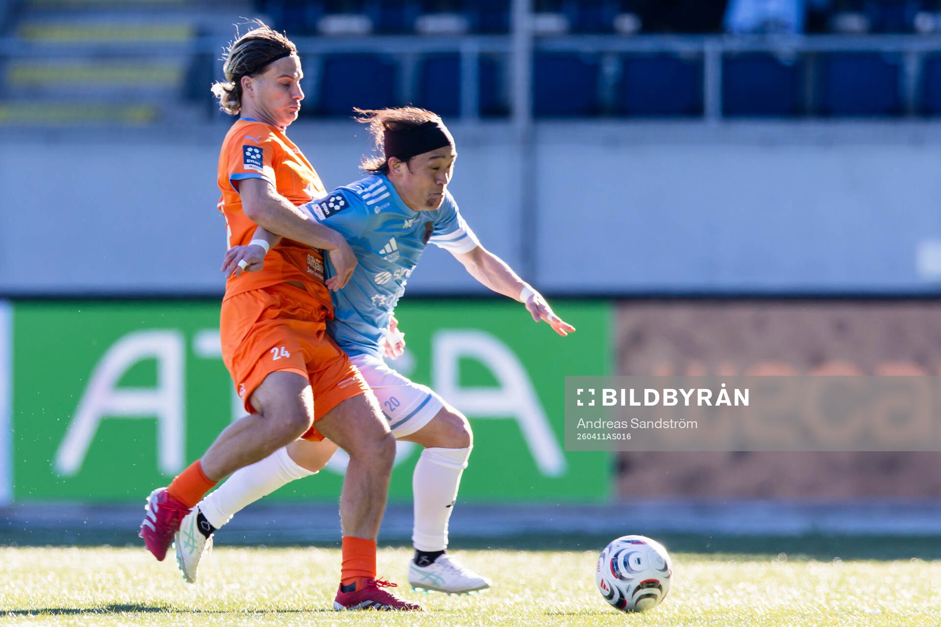 Gefles Yukiya Sugita i kamp om bollen med AFC Eskilstunas