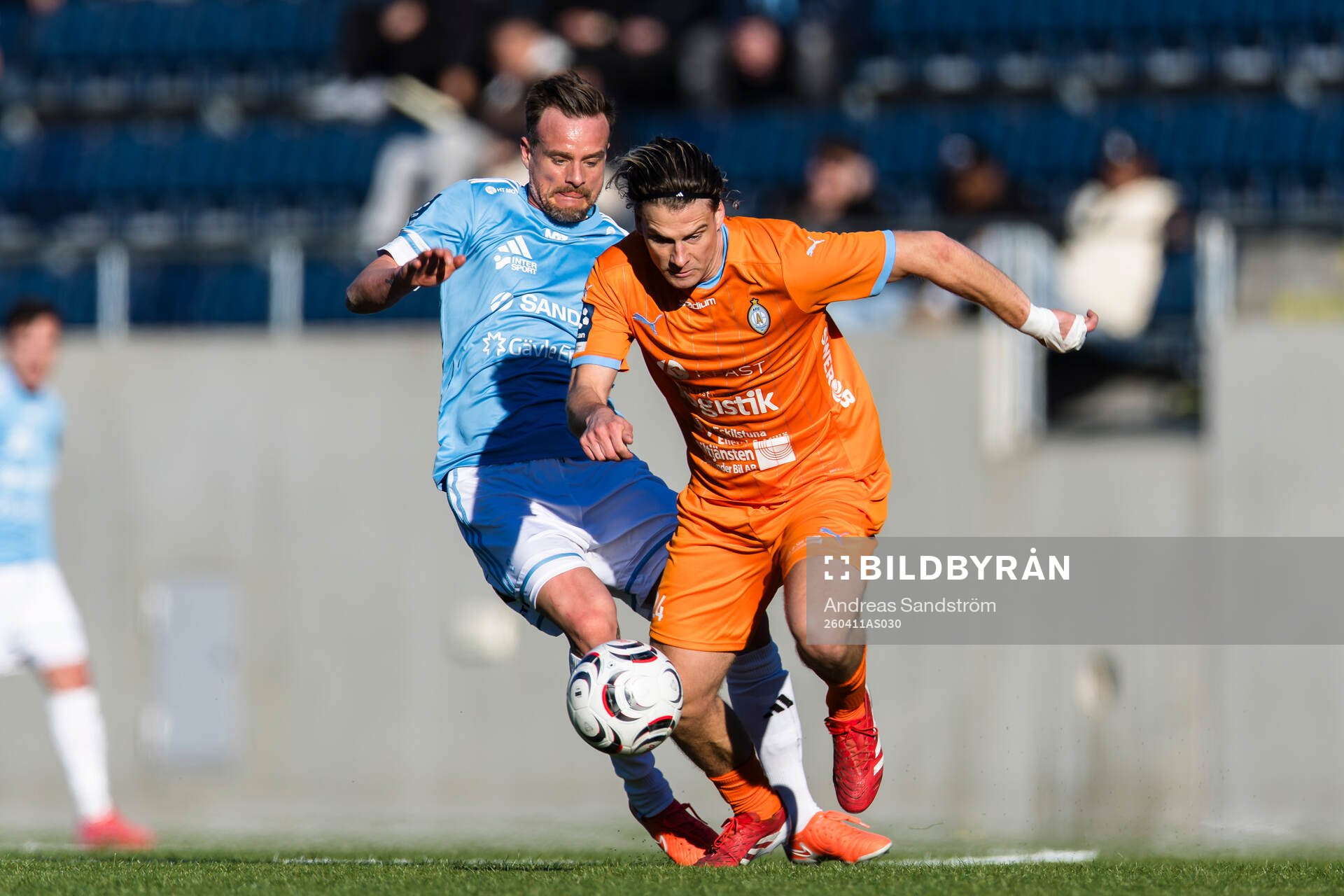 Gefles Eric Larsson i kamp om bollen med AFC Eskilstunas