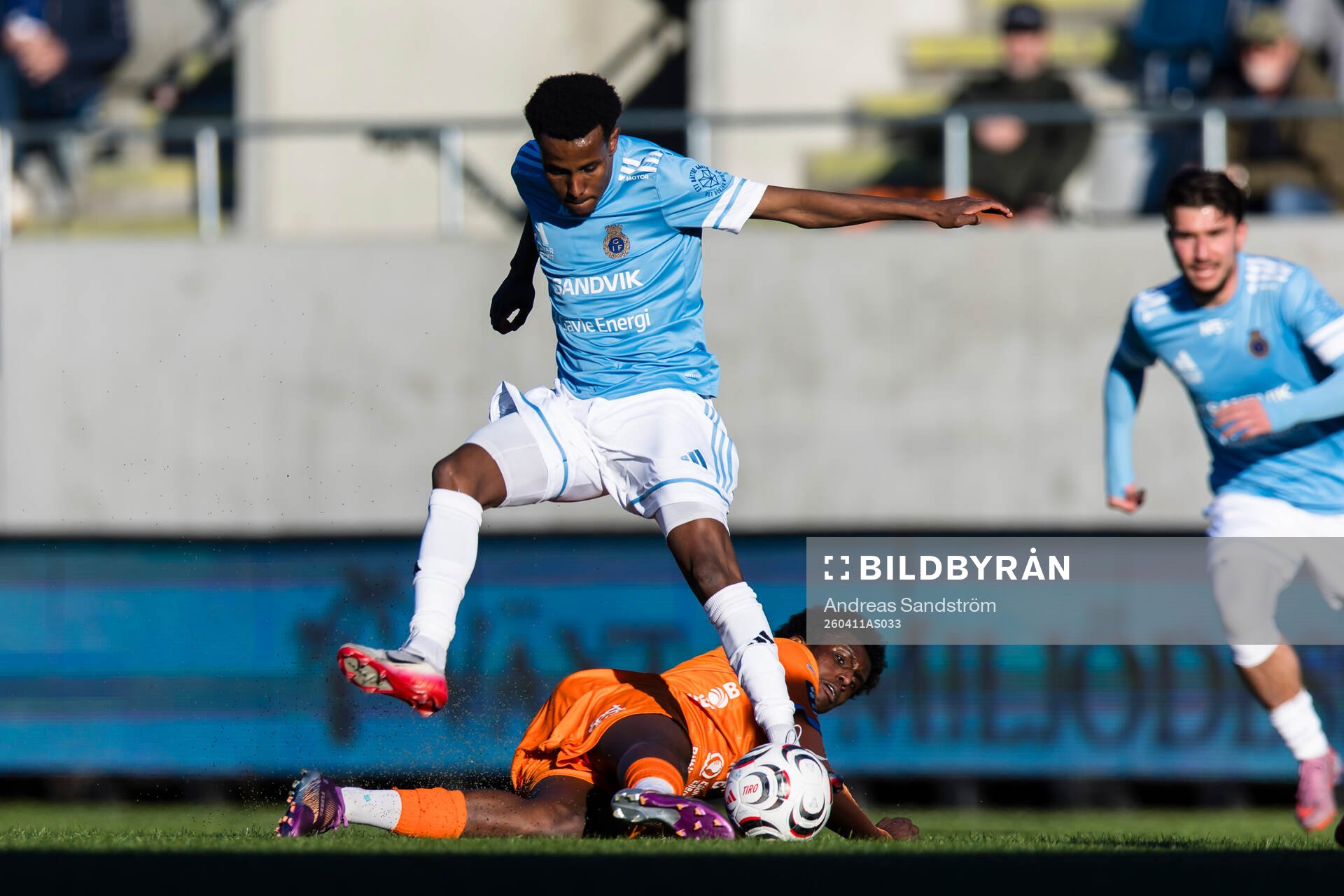 Gefles Isak Edman i kamp om bollen med AFC Eskilstunas