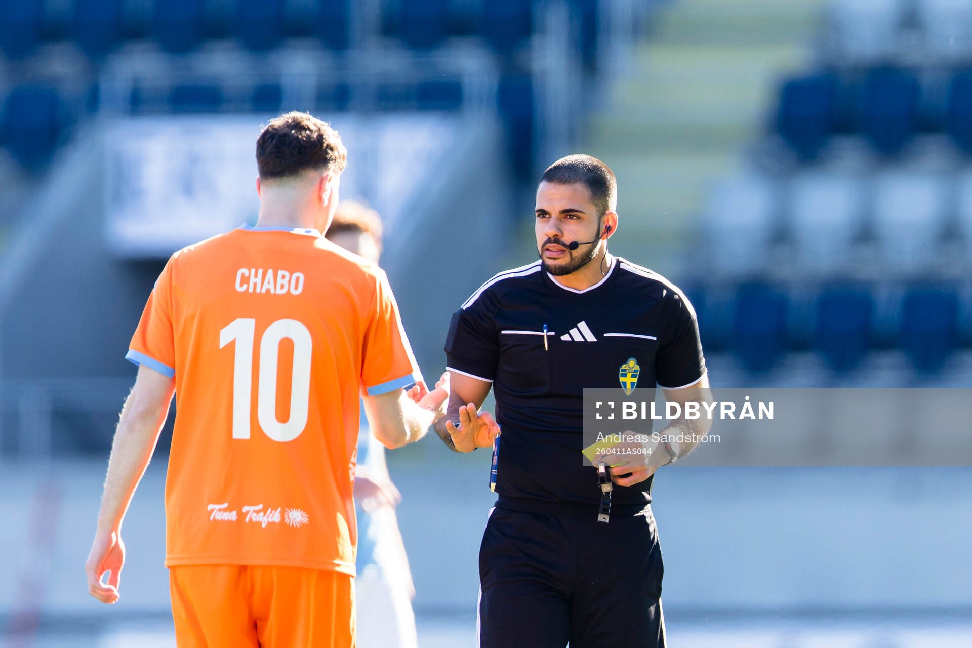 AFC Eskilstunas Emanuel Chabo får ett gult kort av domare