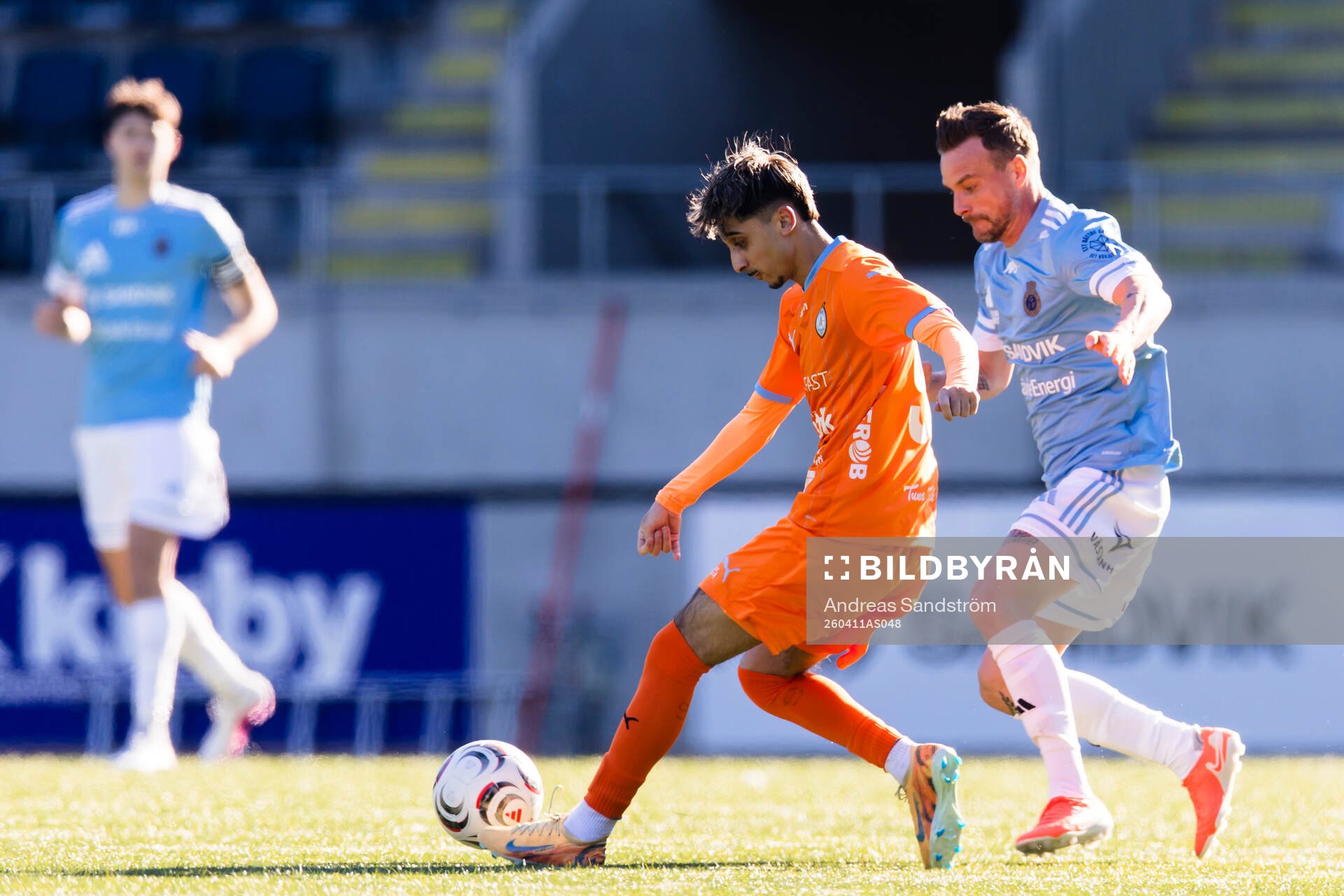 Gefles Eric Larsson  i kamp om bollen med AFC Eskilstunas