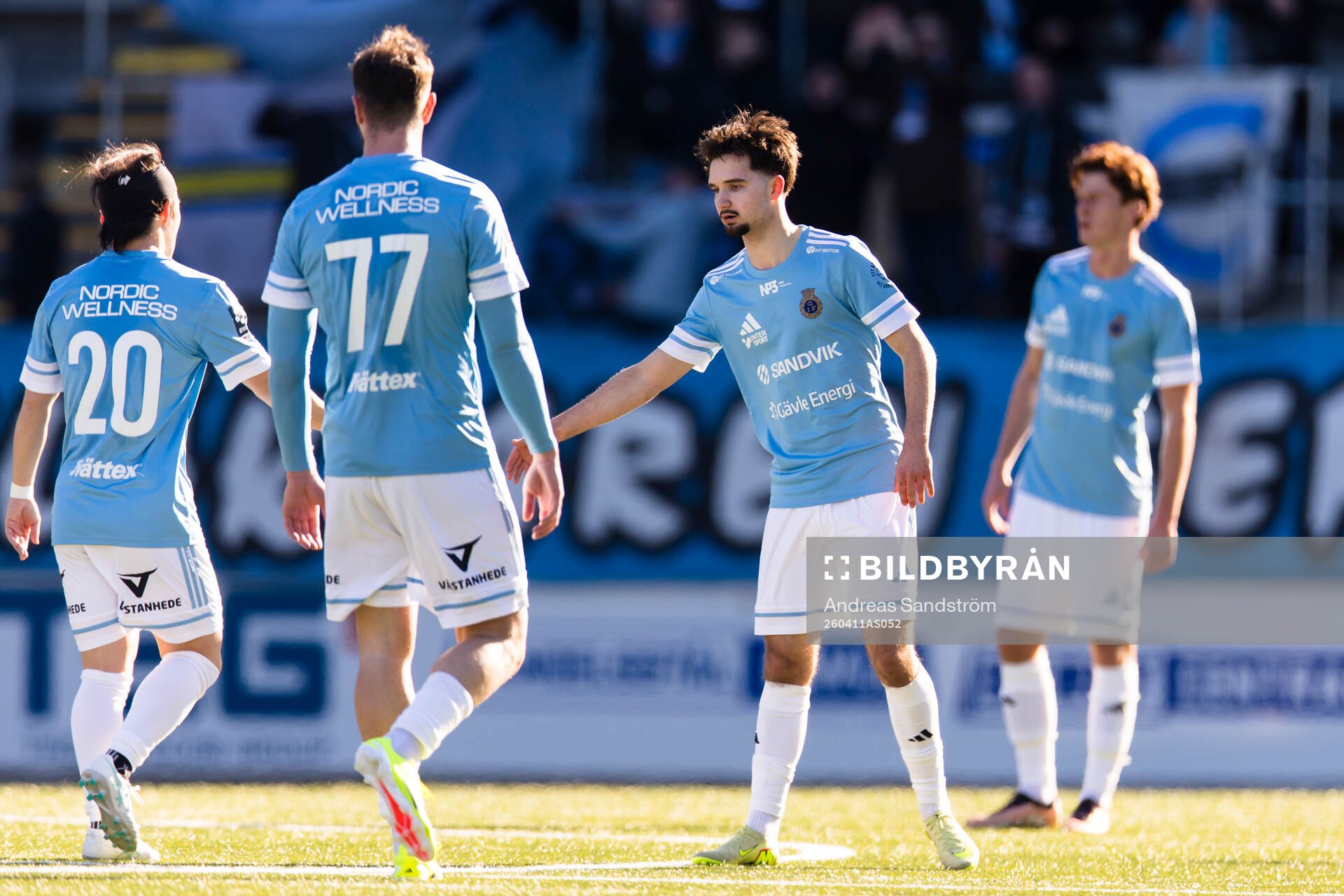 Gefles Lukas Wikgren gör 1-1 och gratuleras av lagkamrater