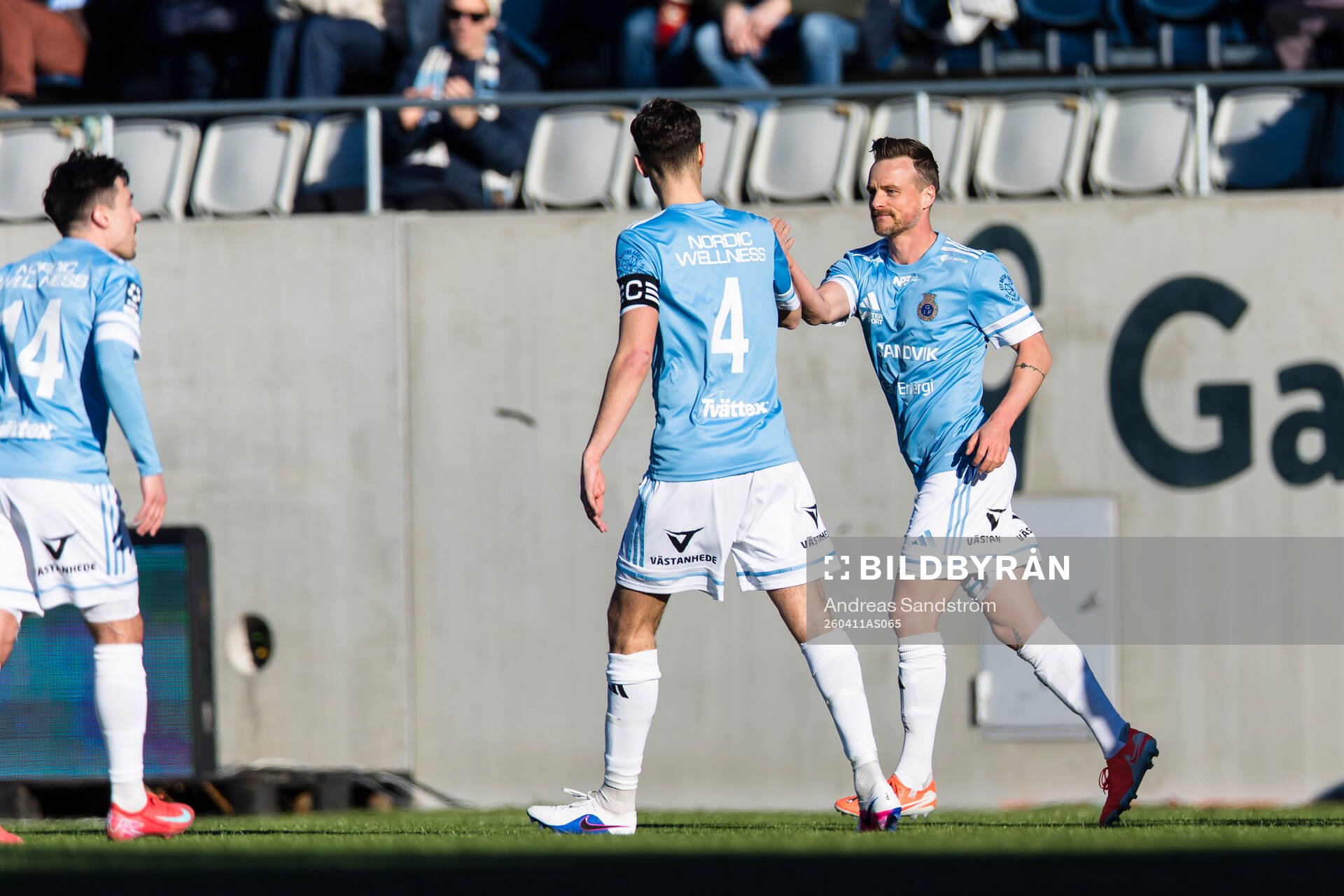 Gefles Eric Larsson firar 3-3 målet med lagkamrater