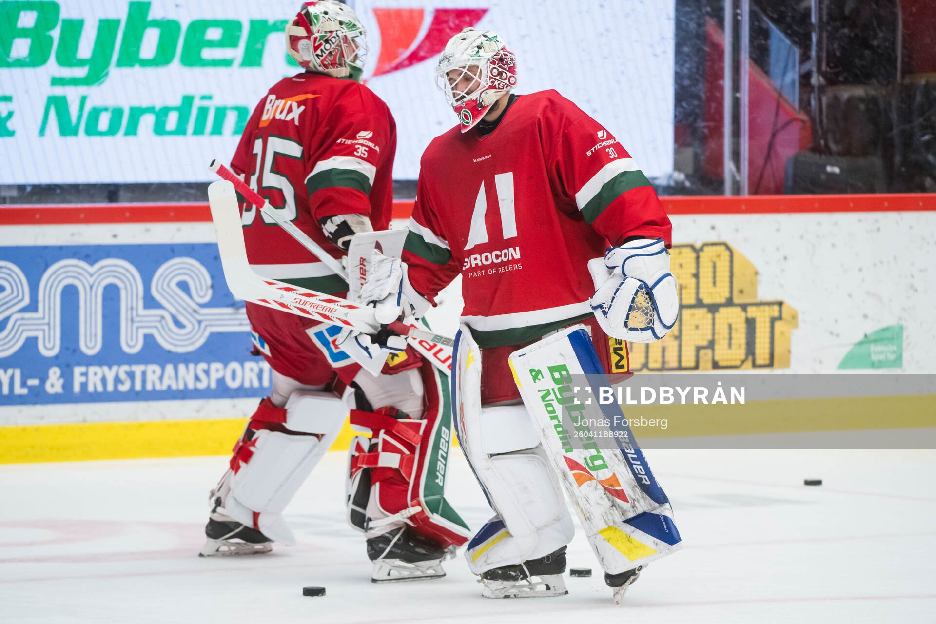 Modos målvakt Adam Werner och målvakt Jakob Hellsten