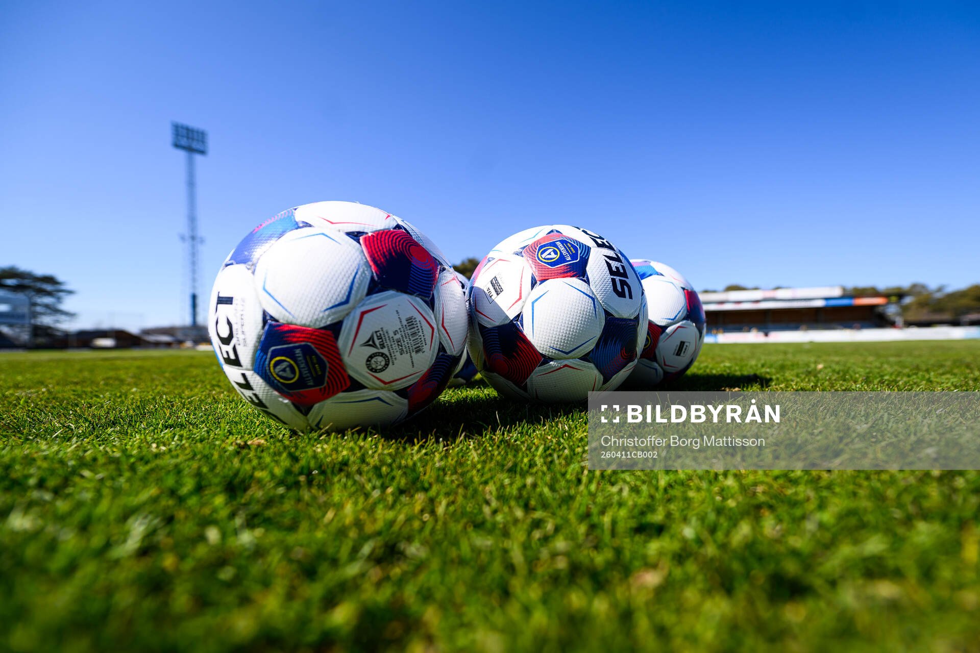 Fotbollar på gräsmattan