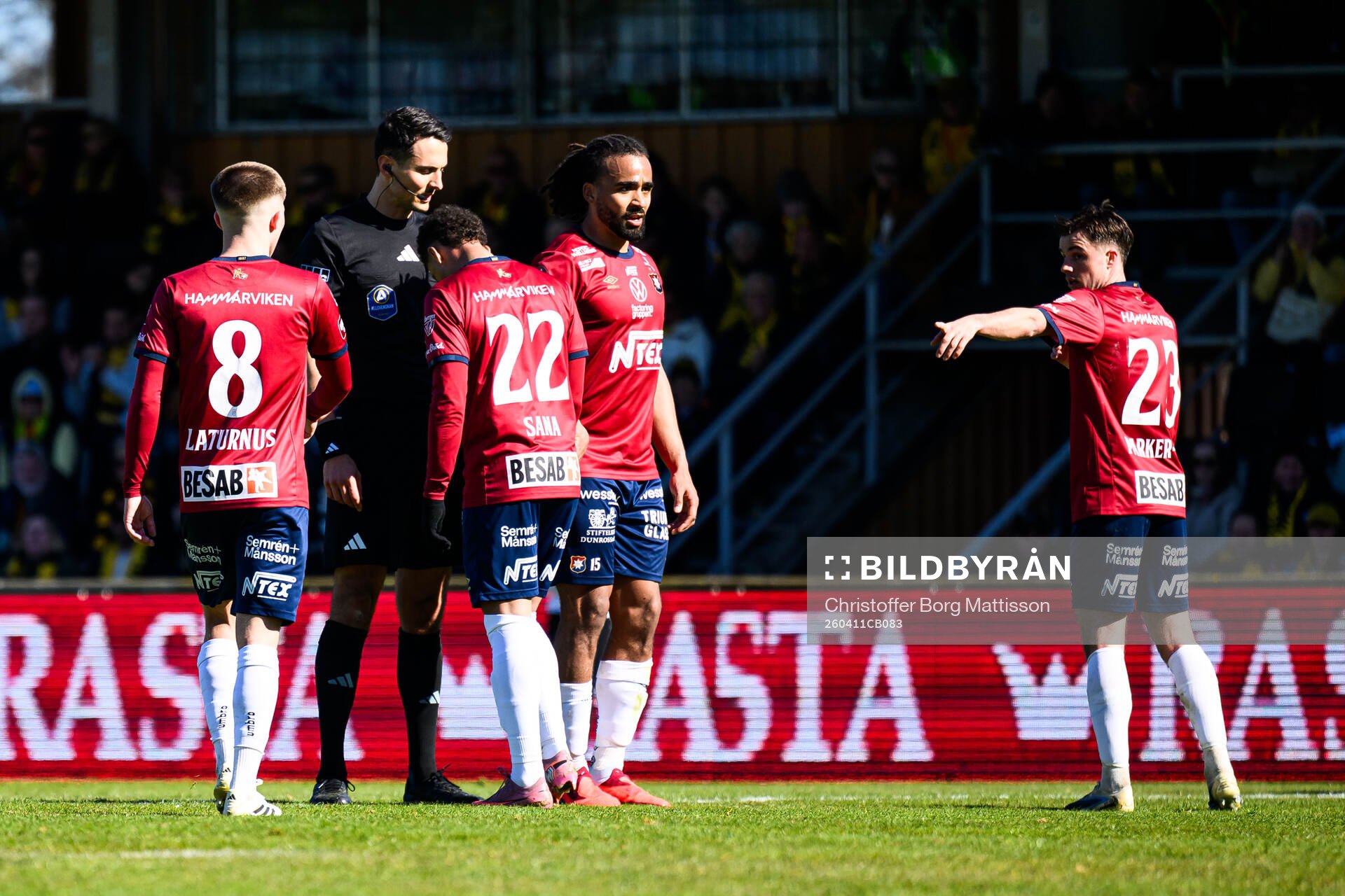 Domare Adi Aganovic och Örgrytes Tobias Sana