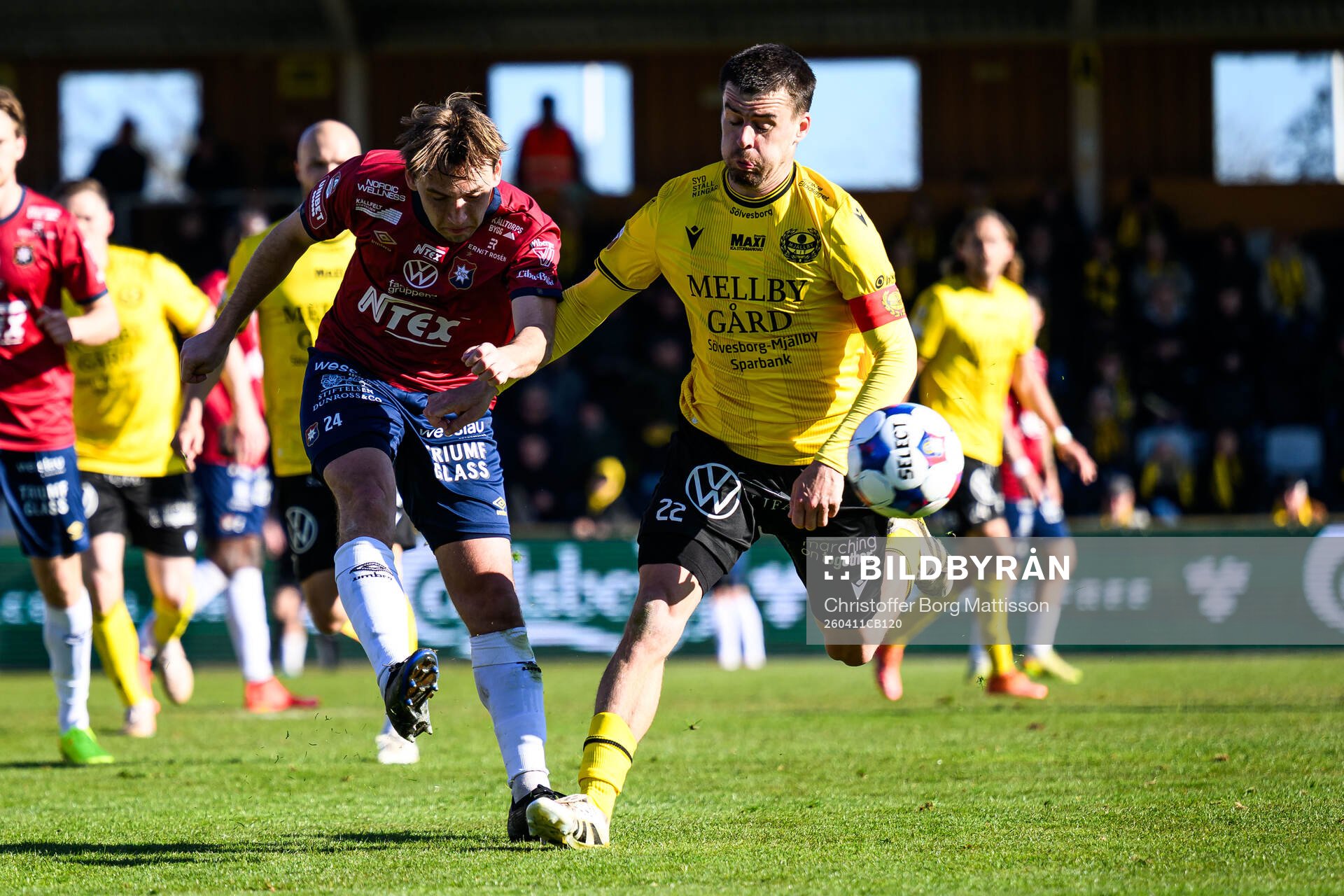 Örgrytes William Svensson och Mjällbys Jesper Gustavsson