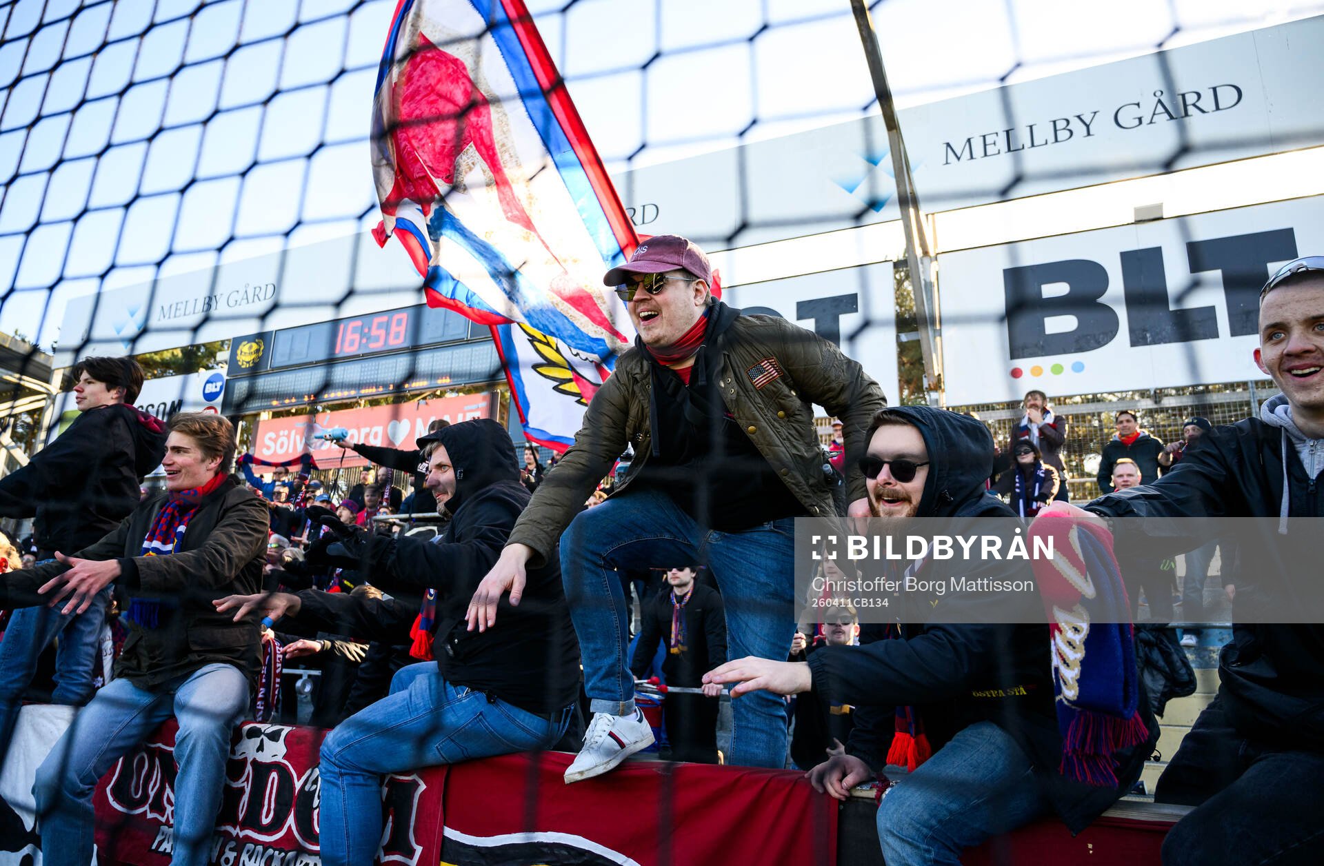 Örgrytes supportrar jublar