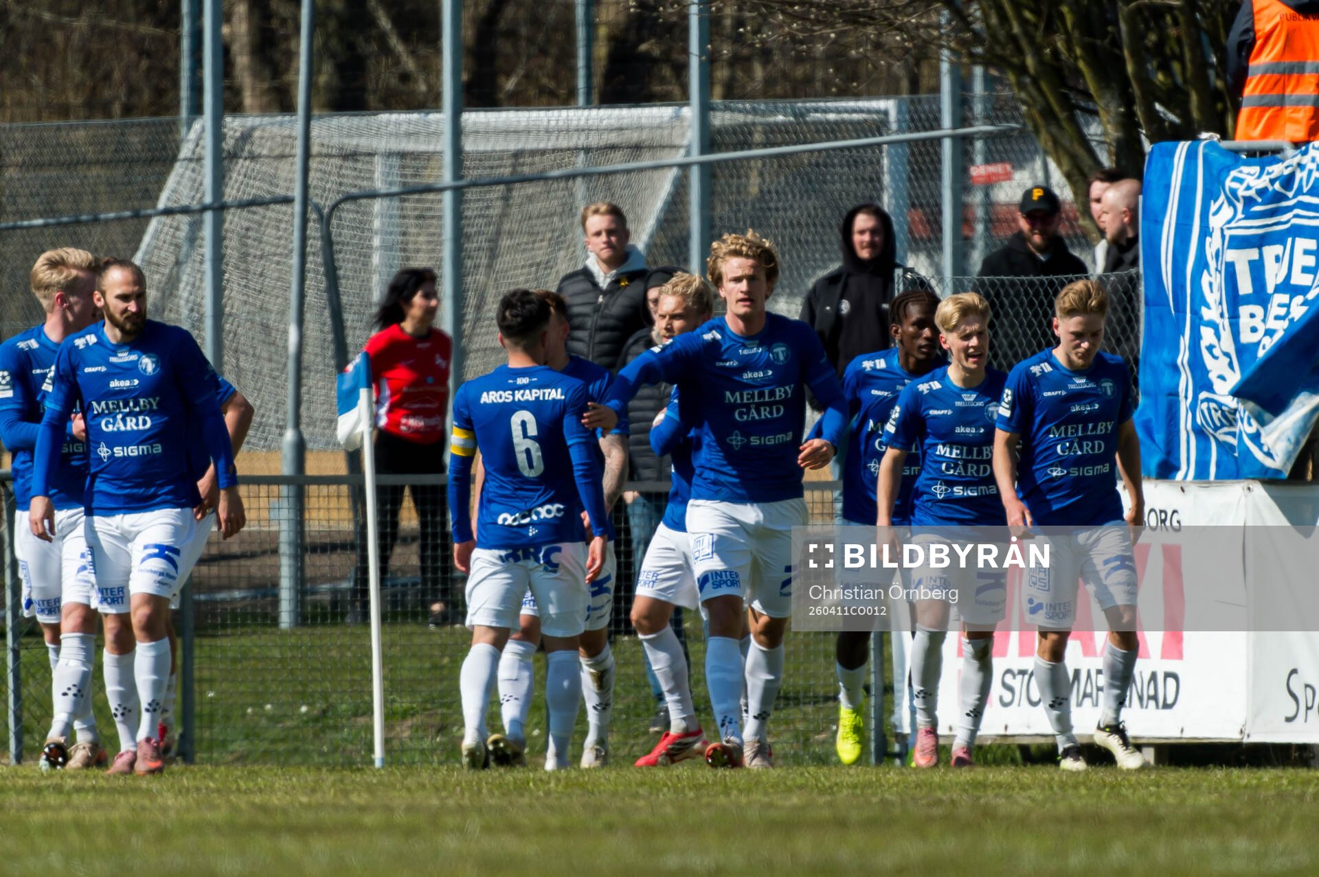 Trelleborgs Vincent Poppler jublar med lagkamrater