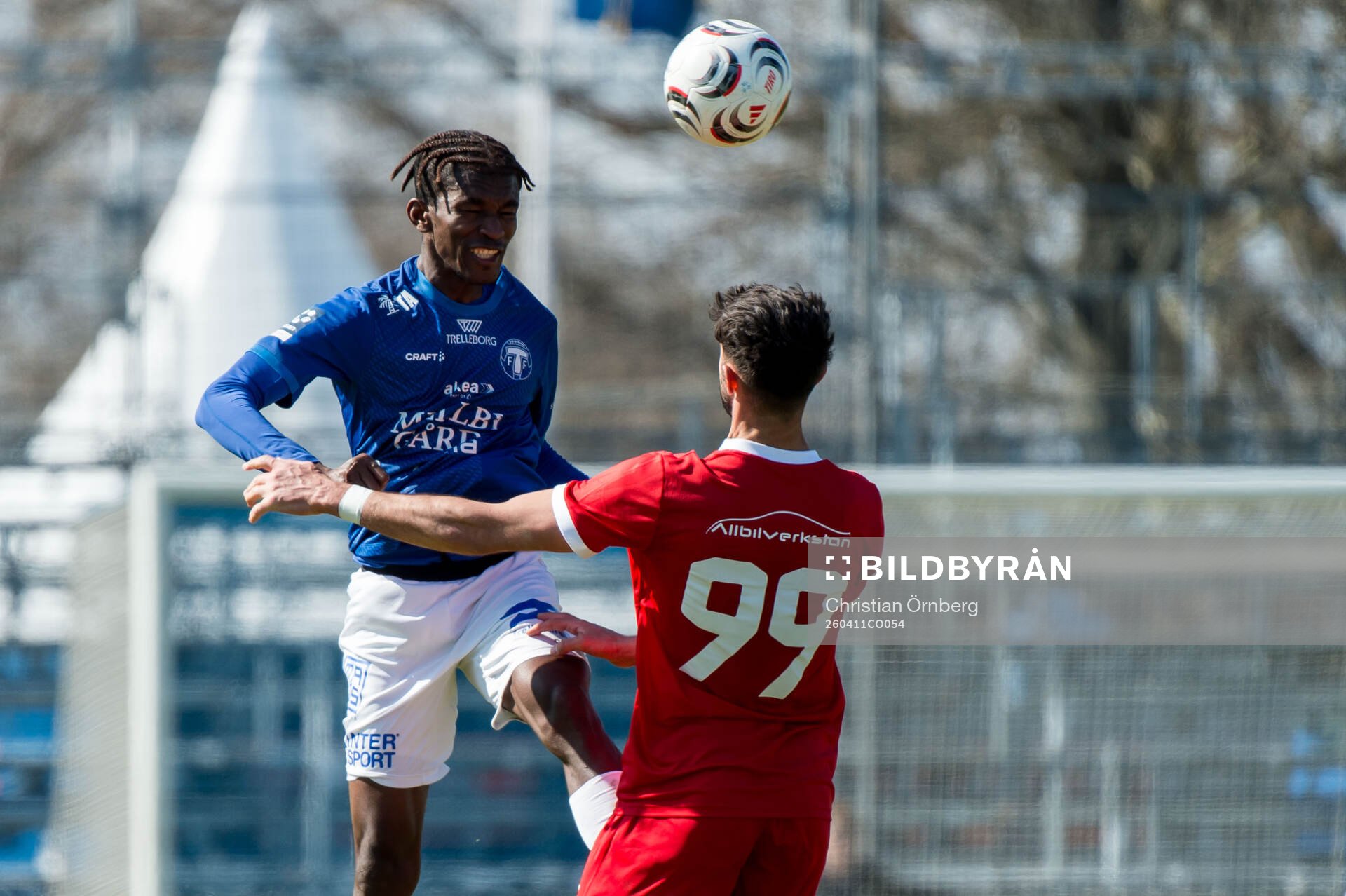 Trelleborgs Prince Balde och Ariana FCs Cihan Sener