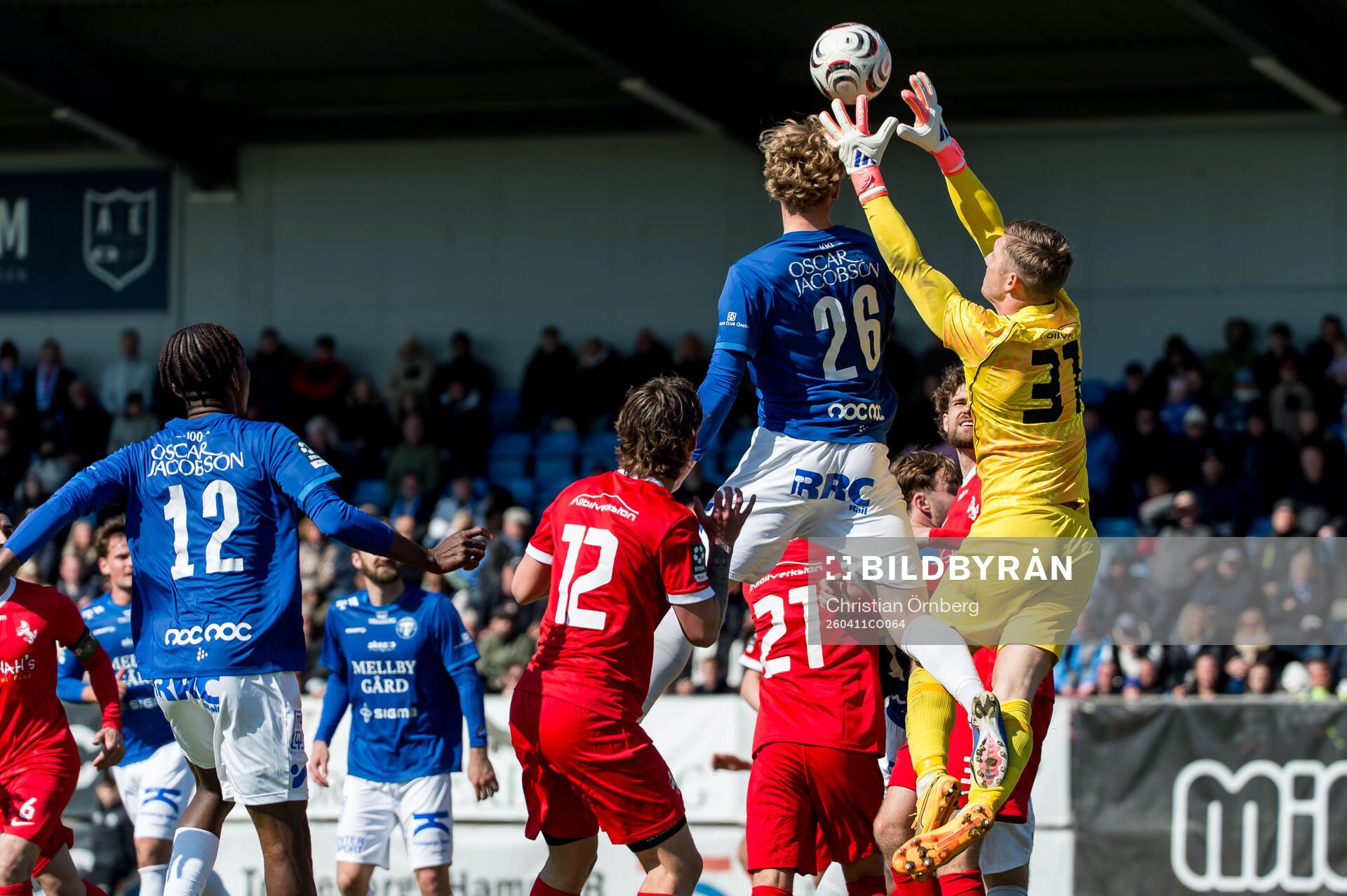 Trelleborgs Johannes Käck och Ariana FCs målvakt Philip