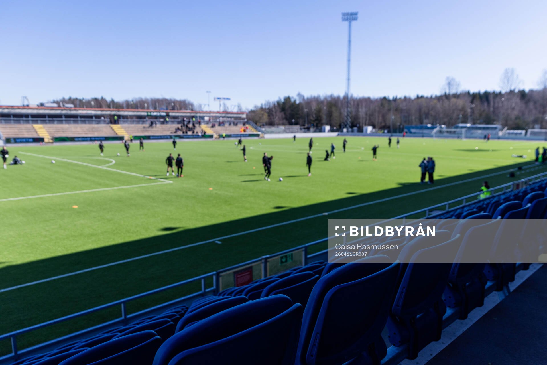 Nordic United FCs värmer upp fotbollsmatchen i Superettan