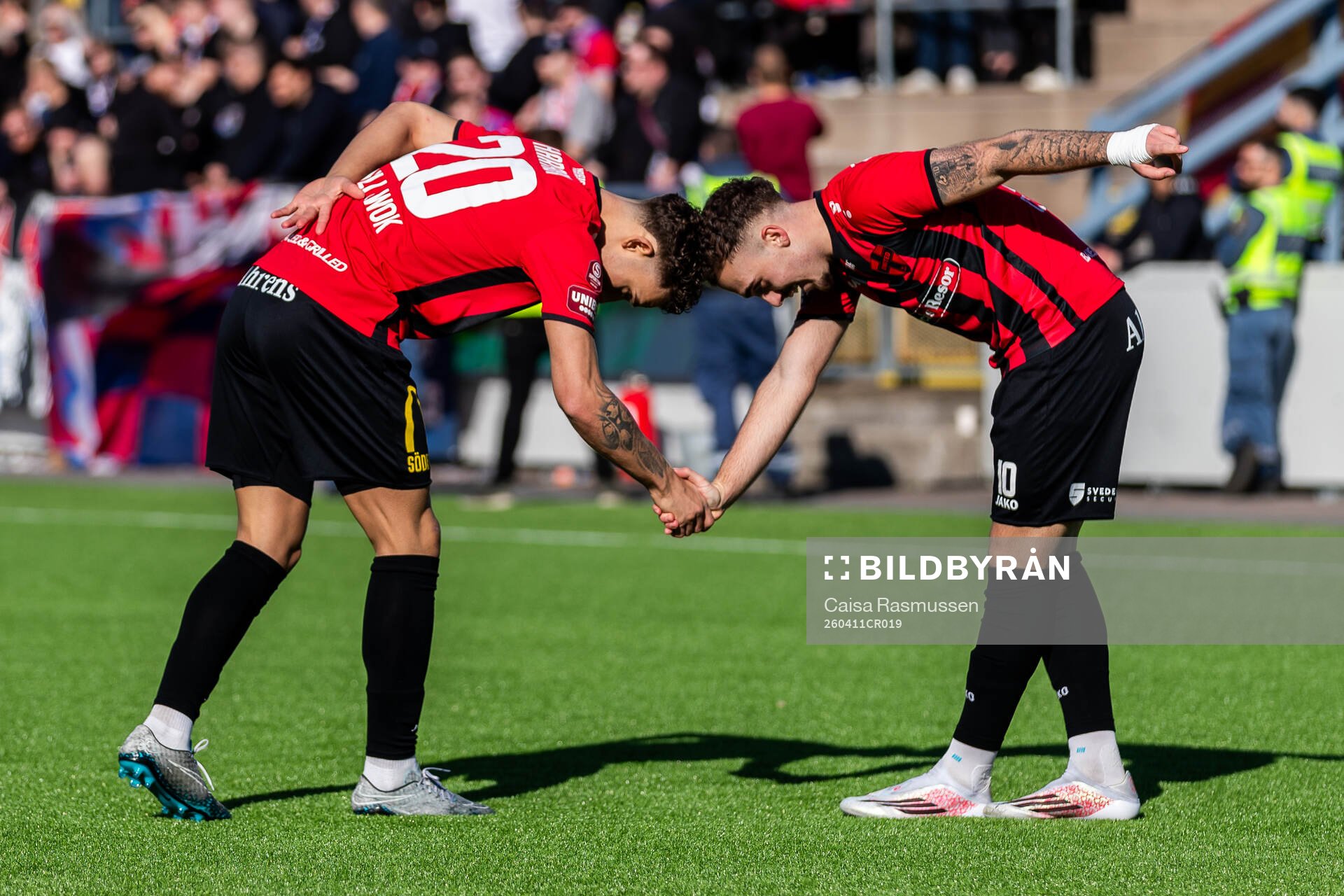 Nordic United FCs Aziz Harabi och Lorent Mehmeti jublar