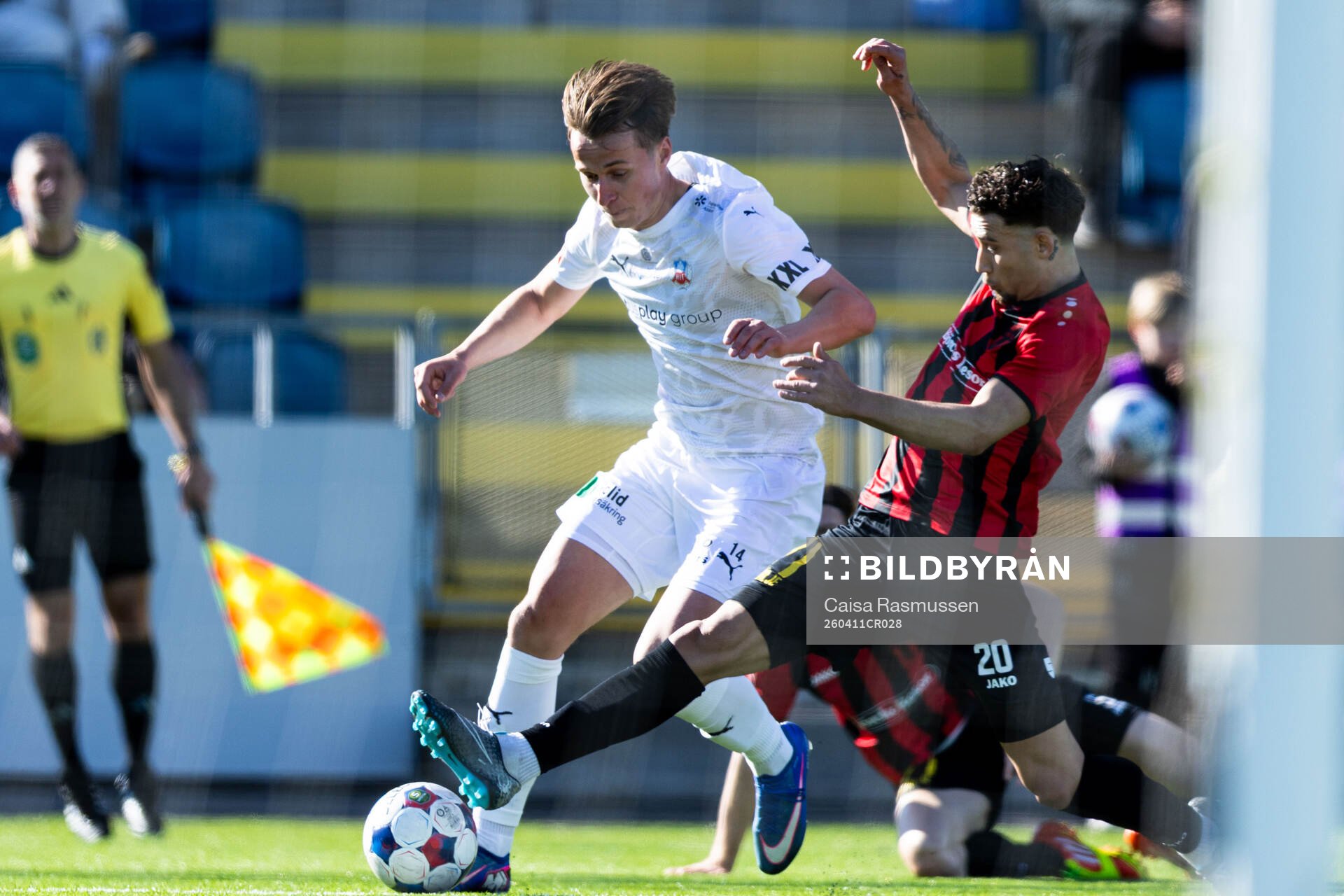 Helsingborgs Lukas Kjellnäs och Nordic United FCs Aziz
