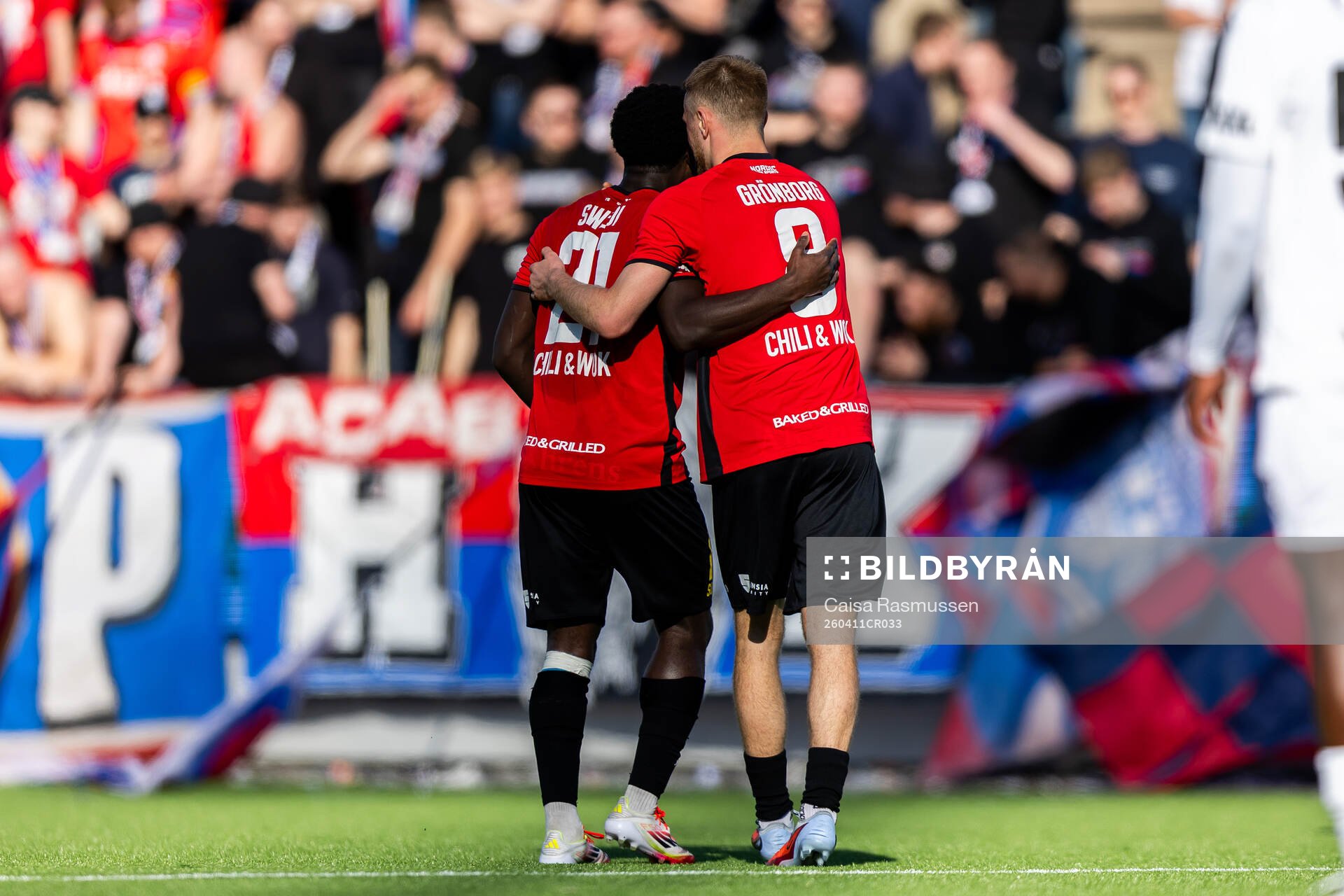 Nordic United FCs Emmanuel Swedi och Teo Grönborg jublar