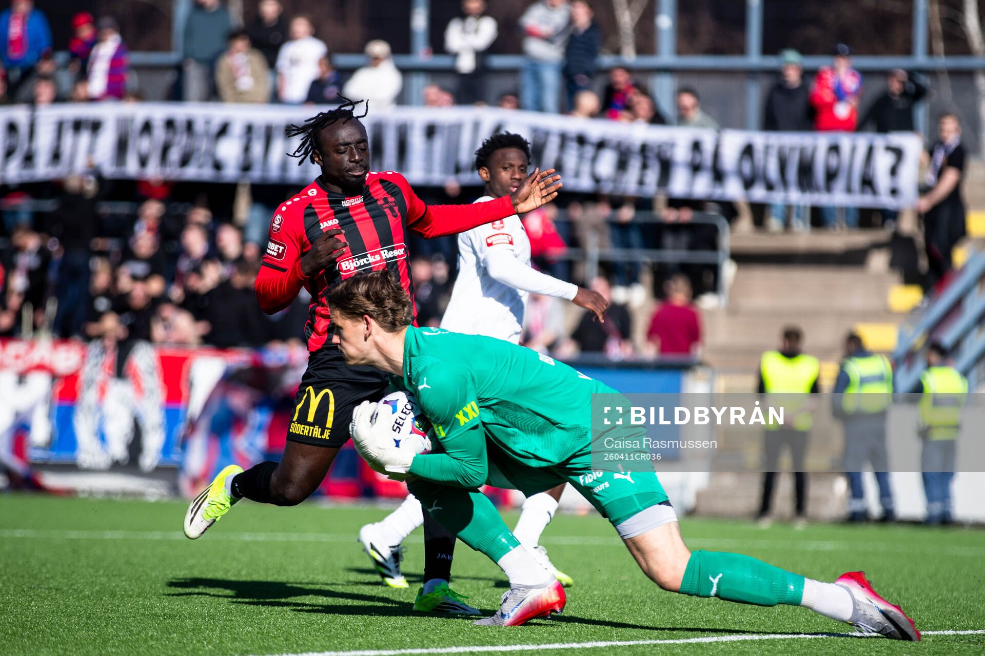 Nordic United FCs Kalipha Jawla och Helsingborgs målvakt