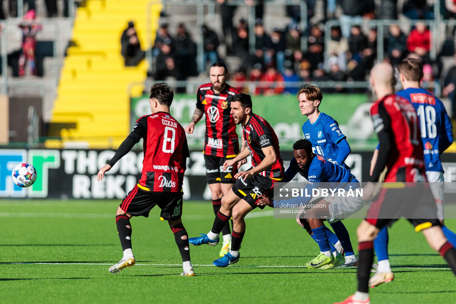 Östersunds Amar Begic och Norrbys Azeez Temitope Yusuf