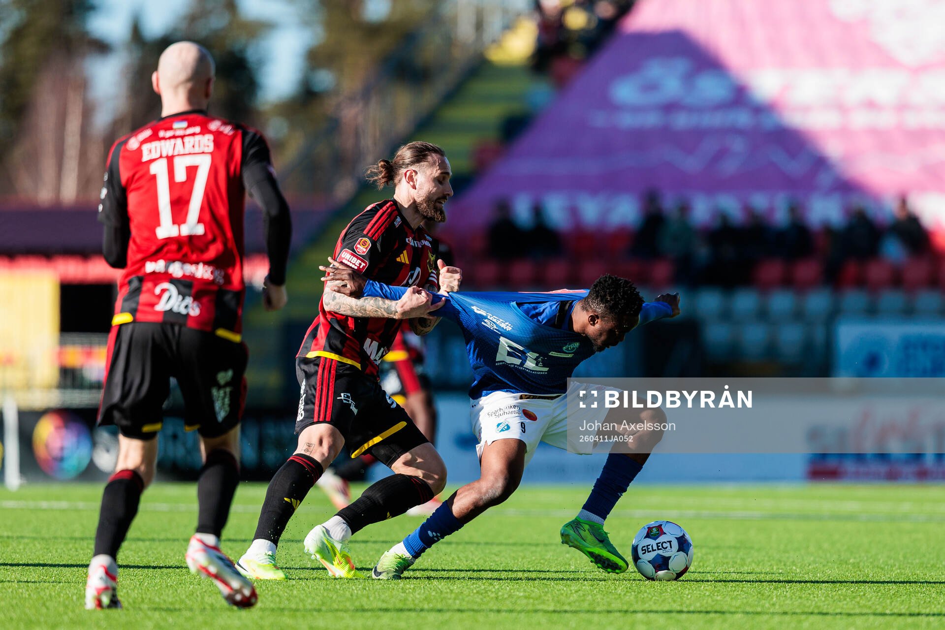 Östersunds Ali Suljic och Norrbys Azeez Temitope Yusuf