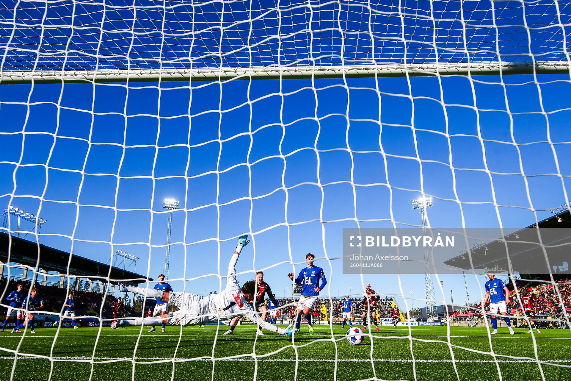 Östersunds Simon Marklund gör 1-0 bakom Norrbys Sebastian