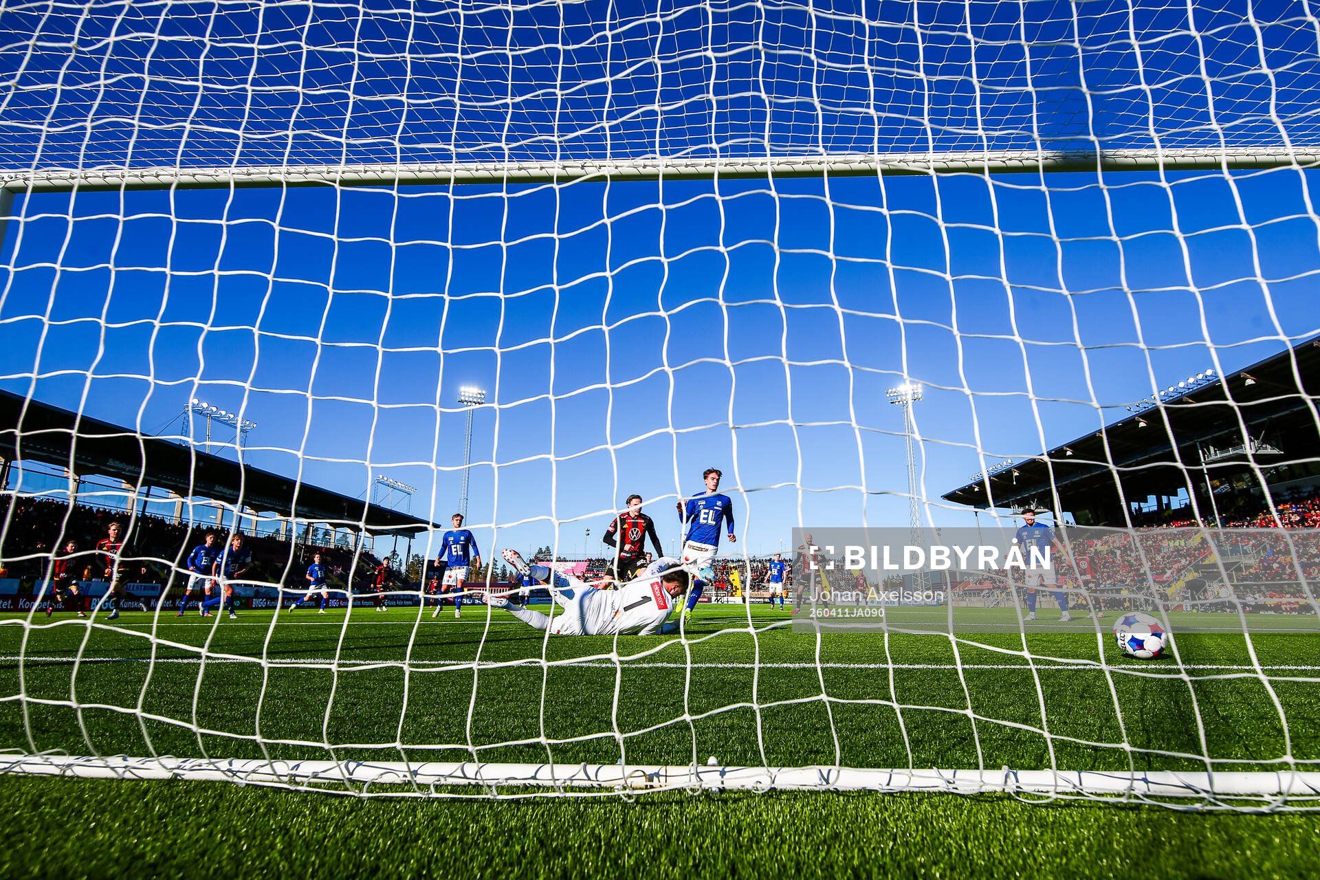 Östersunds Simon Marklund gör 1-0 bakom Norrbys Sebastian