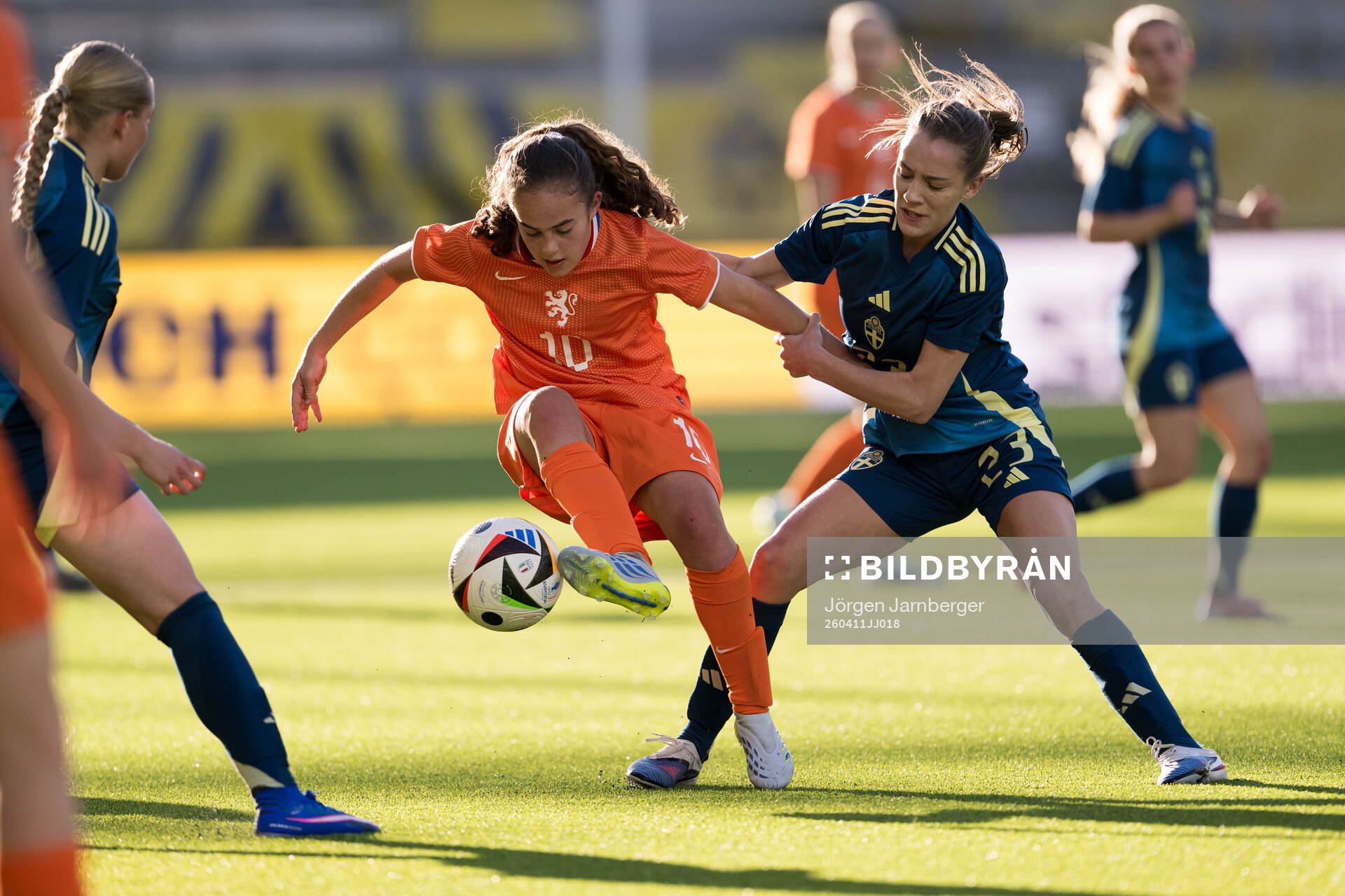 Elisa Van Dijk of Nederländerna and Augusta Priks of