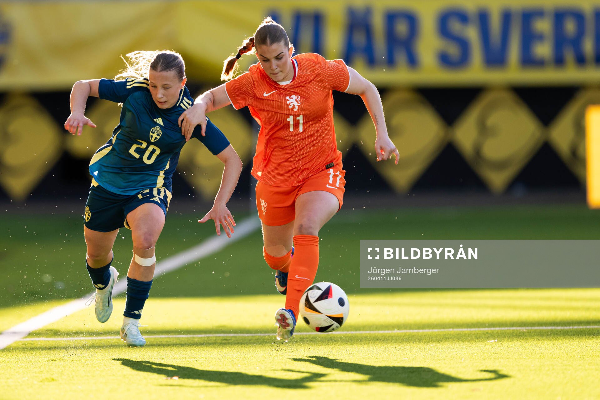 Fanny Peterson of Sweden and Rose Ivens of Netherlands