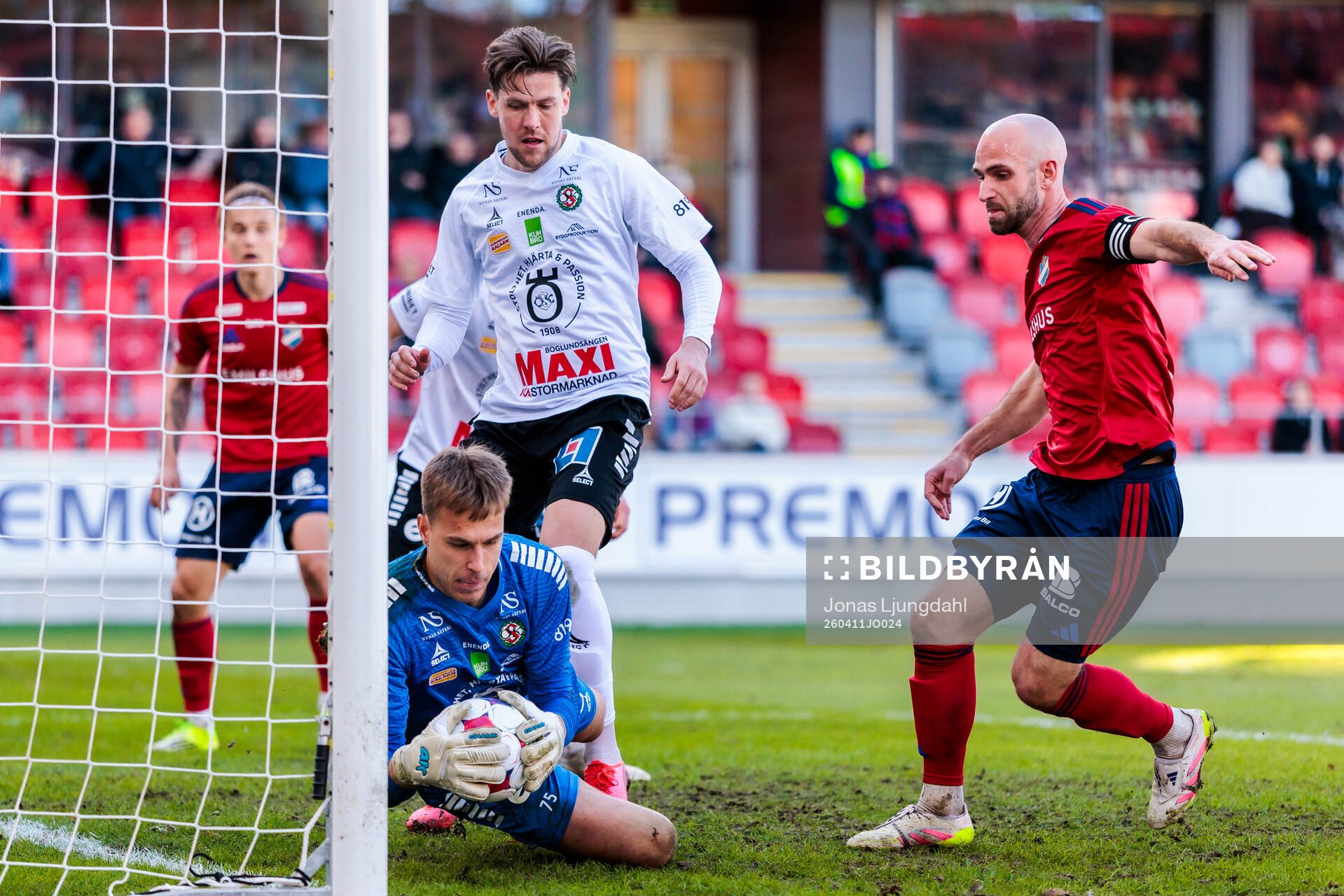 Örebros målvakt Jakub Ojrzynski och John Stenberg samt