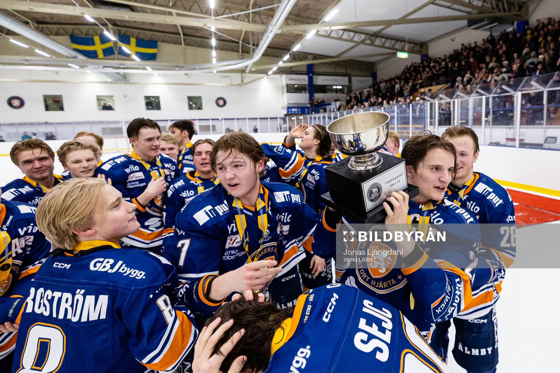 Växjös spelare jublar med SM-bucklan