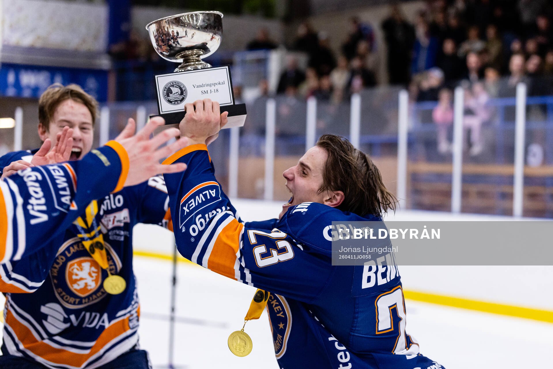 Växjös Vincent Berngtsson jublar med SM-bucklan