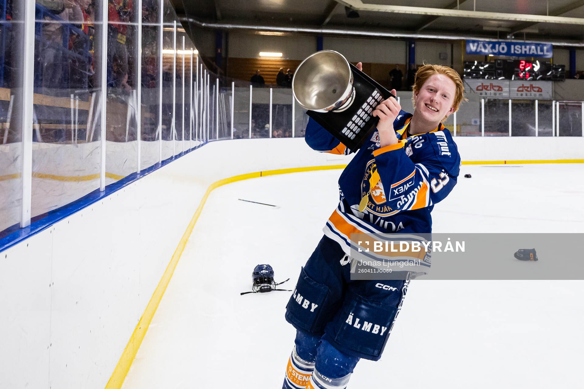 Växjös Olle Tideman jublar med SM-bucklan