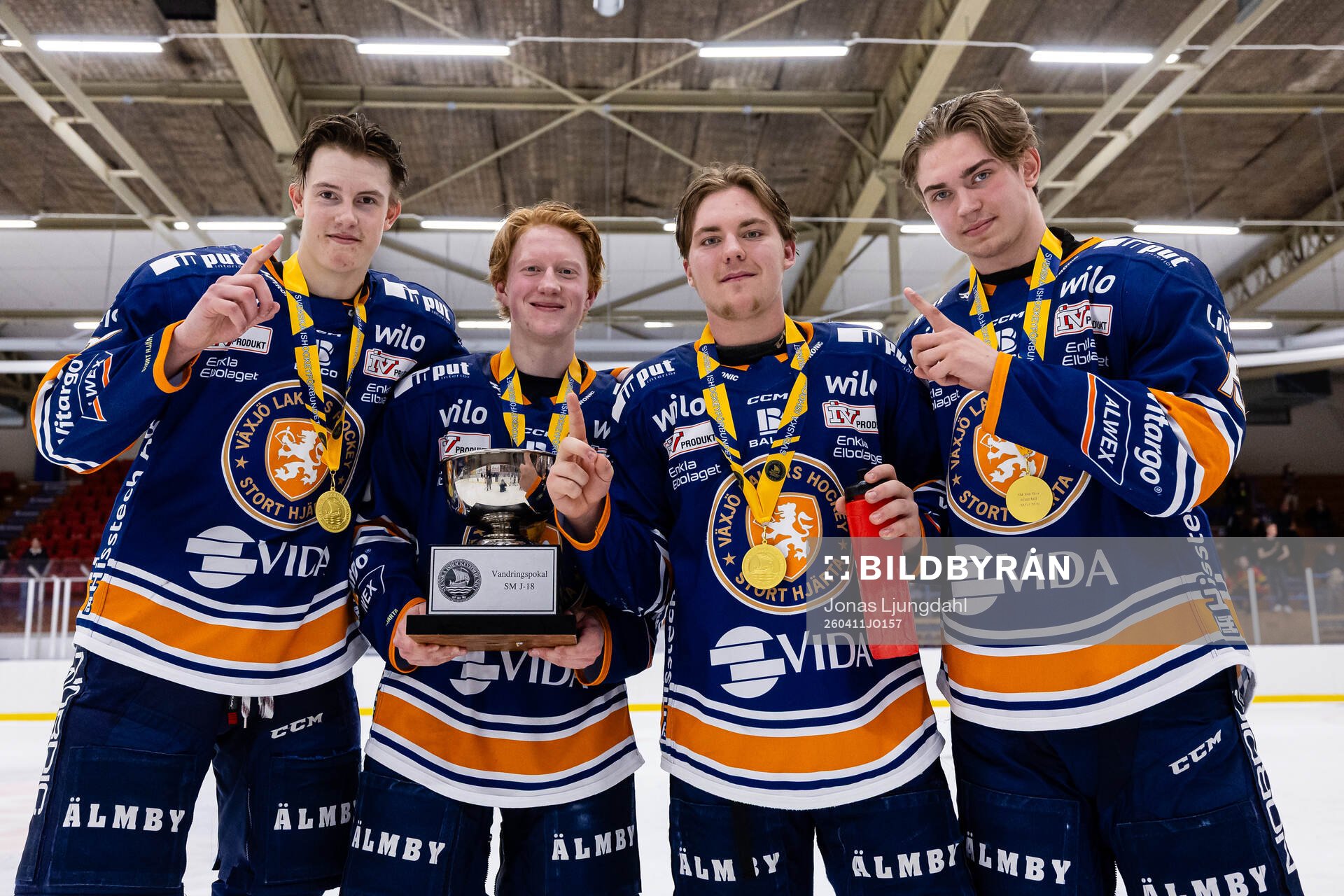 Växjös spelare jublar med SM-bucklan