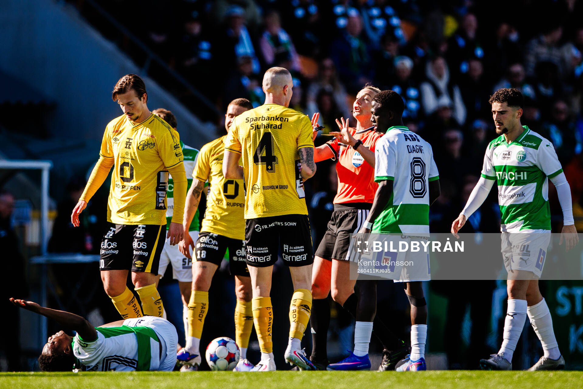 Elfsborgs Thomas Isherwood och domare Tess Olofsson