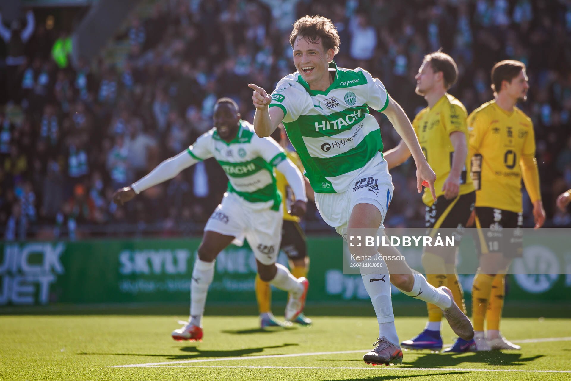 Västerås Mikkel Ladefoged jublar