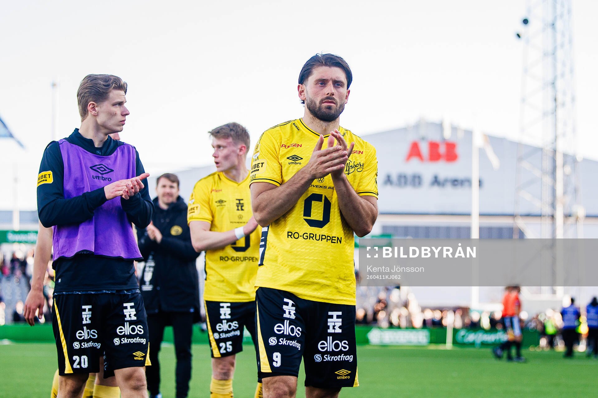 Elfsborgs Arber Zeneli applåderar publiken