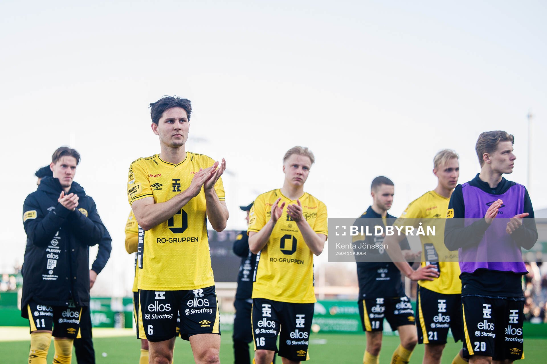 Elfsborgs Rasmus Wikström applåderar publiken